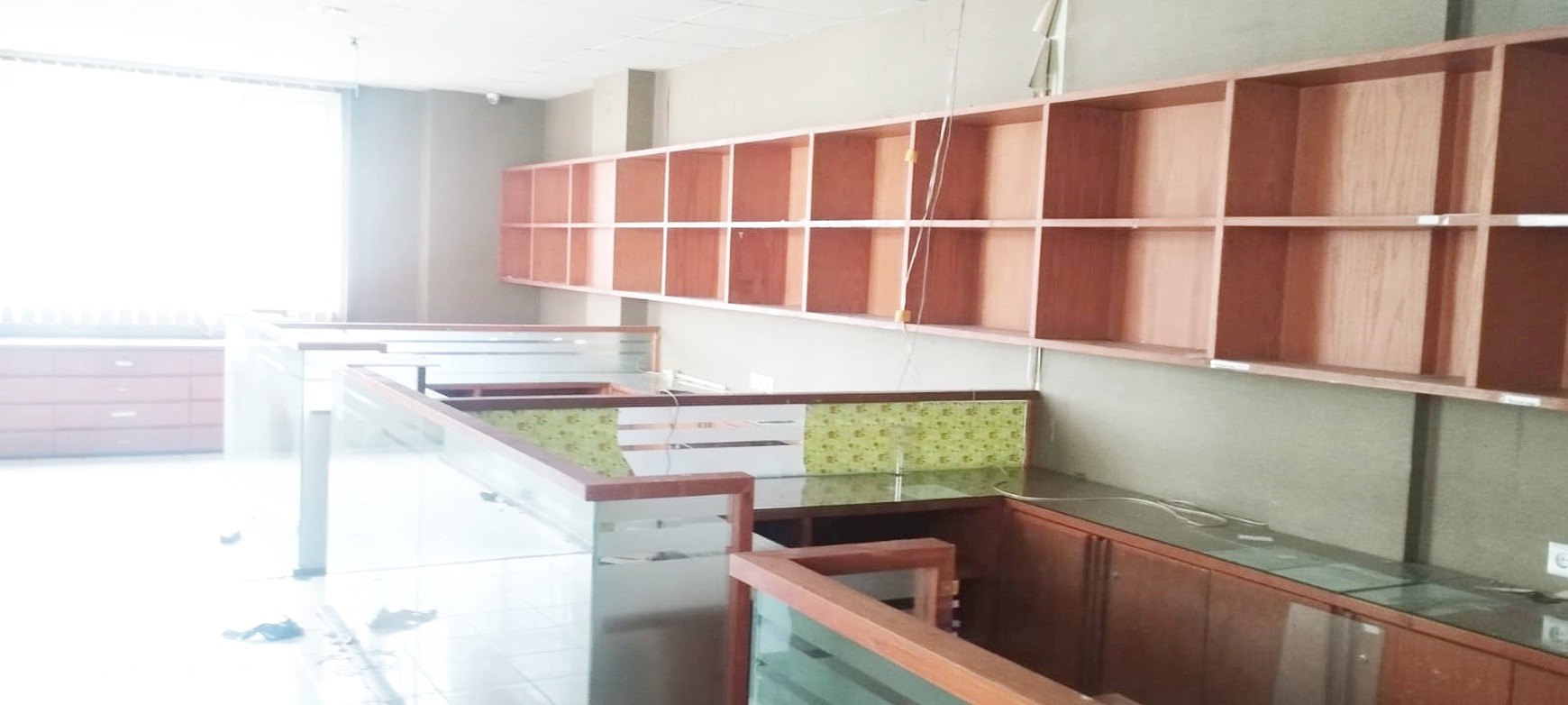 hadap jalan raya satu-satunya yg disewakan ruko golden boulevard bsd city