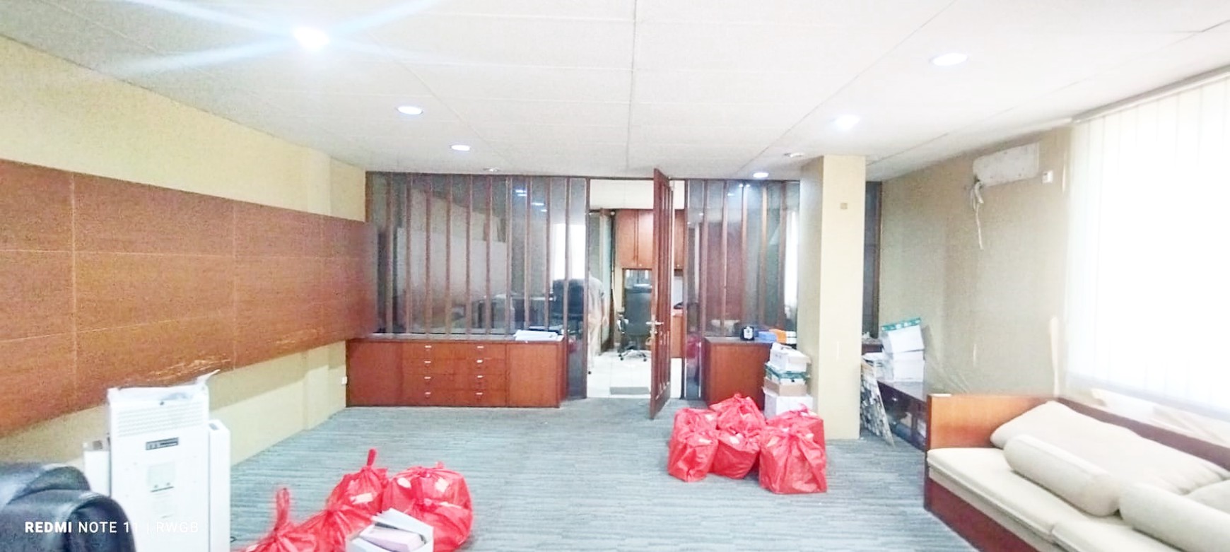 hadap jalan raya satu-satunya yg disewakan ruko golden boulevard bsd city