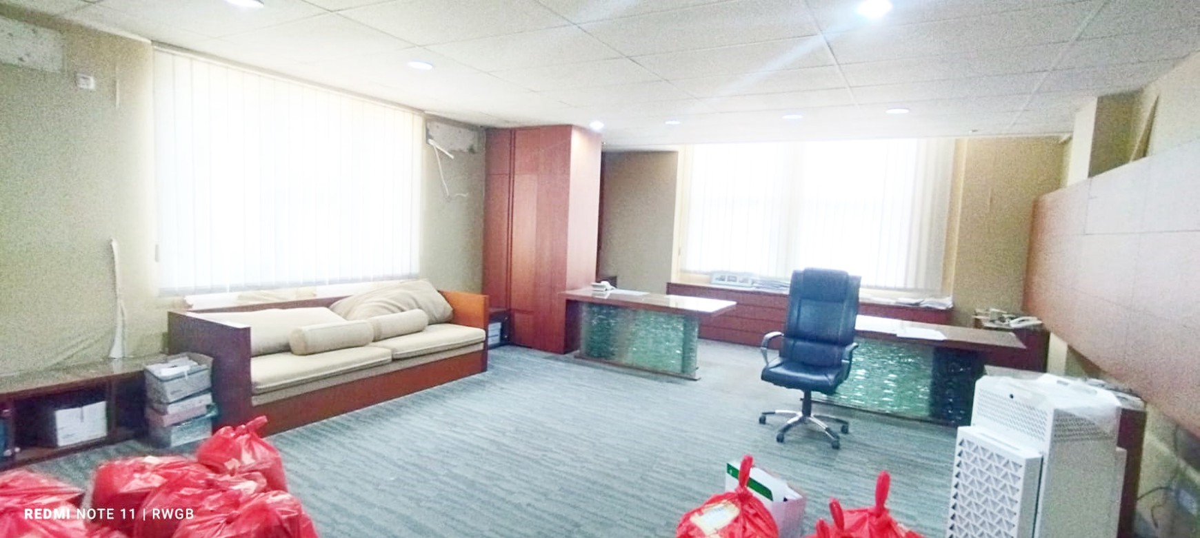 hadap jalan raya satu-satunya yg disewakan ruko golden boulevard bsd city