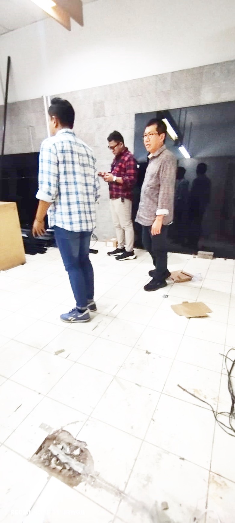 hadap jalan raya satu-satunya yg disewakan ruko golden boulevard bsd city