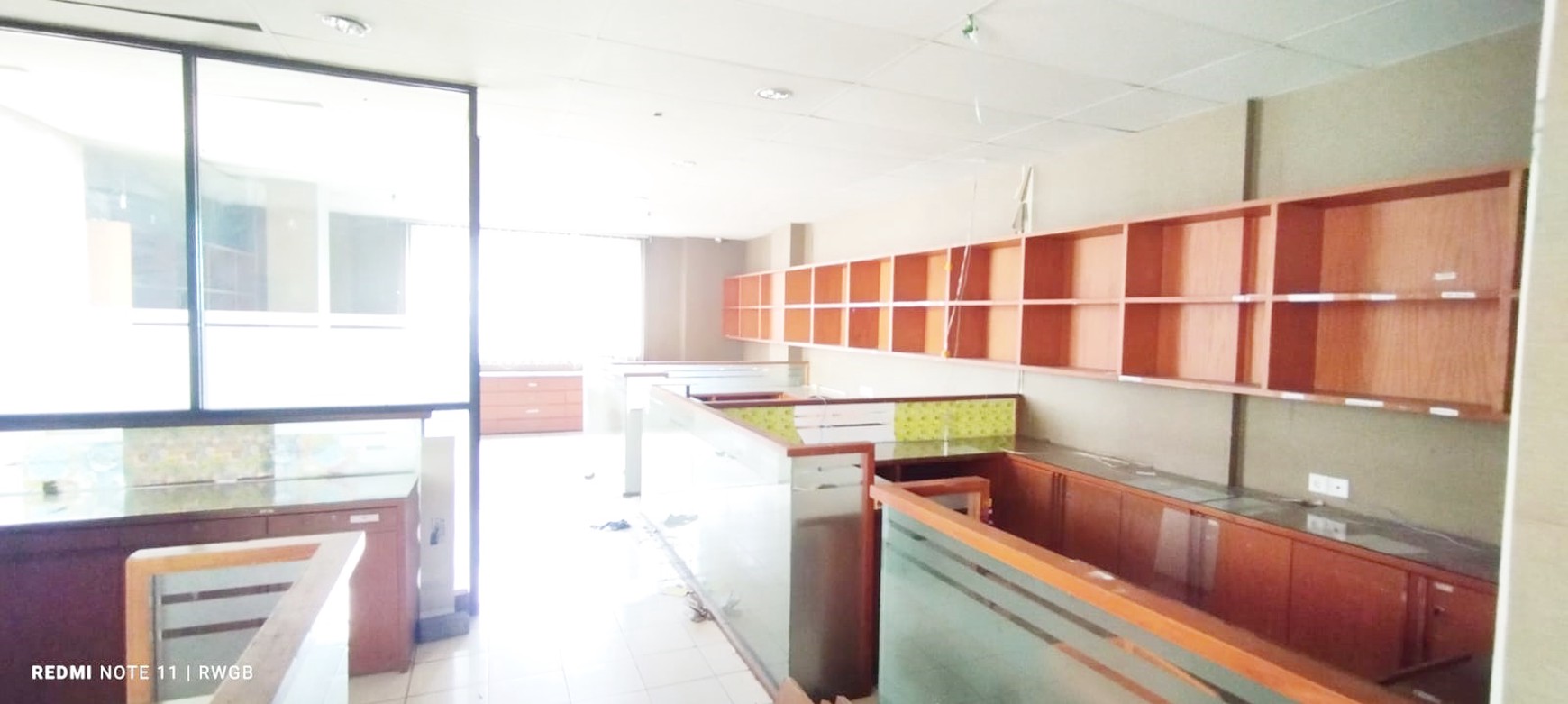 hadap jalan raya satu-satunya yg disewakan ruko golden boulevard bsd city