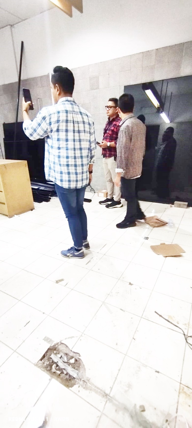 hadap jalan raya satu-satunya yg disewakan ruko golden boulevard bsd city