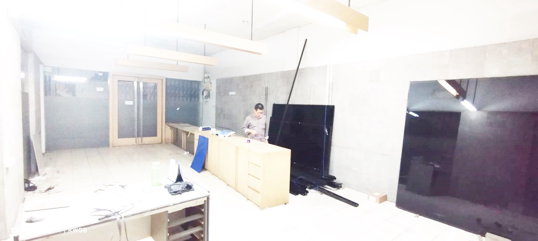 hadap jalan raya satu-satunya yg disewakan ruko golden boulevard bsd city