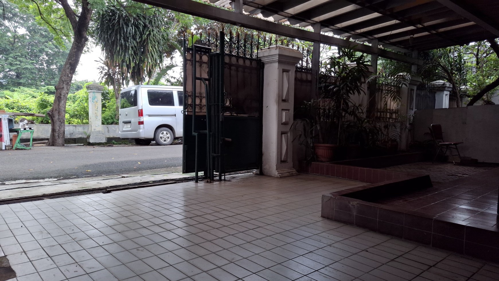 Rumah Akses Depan Jalan 3 mobil di Daerah Tebet Jakarta Selatan
