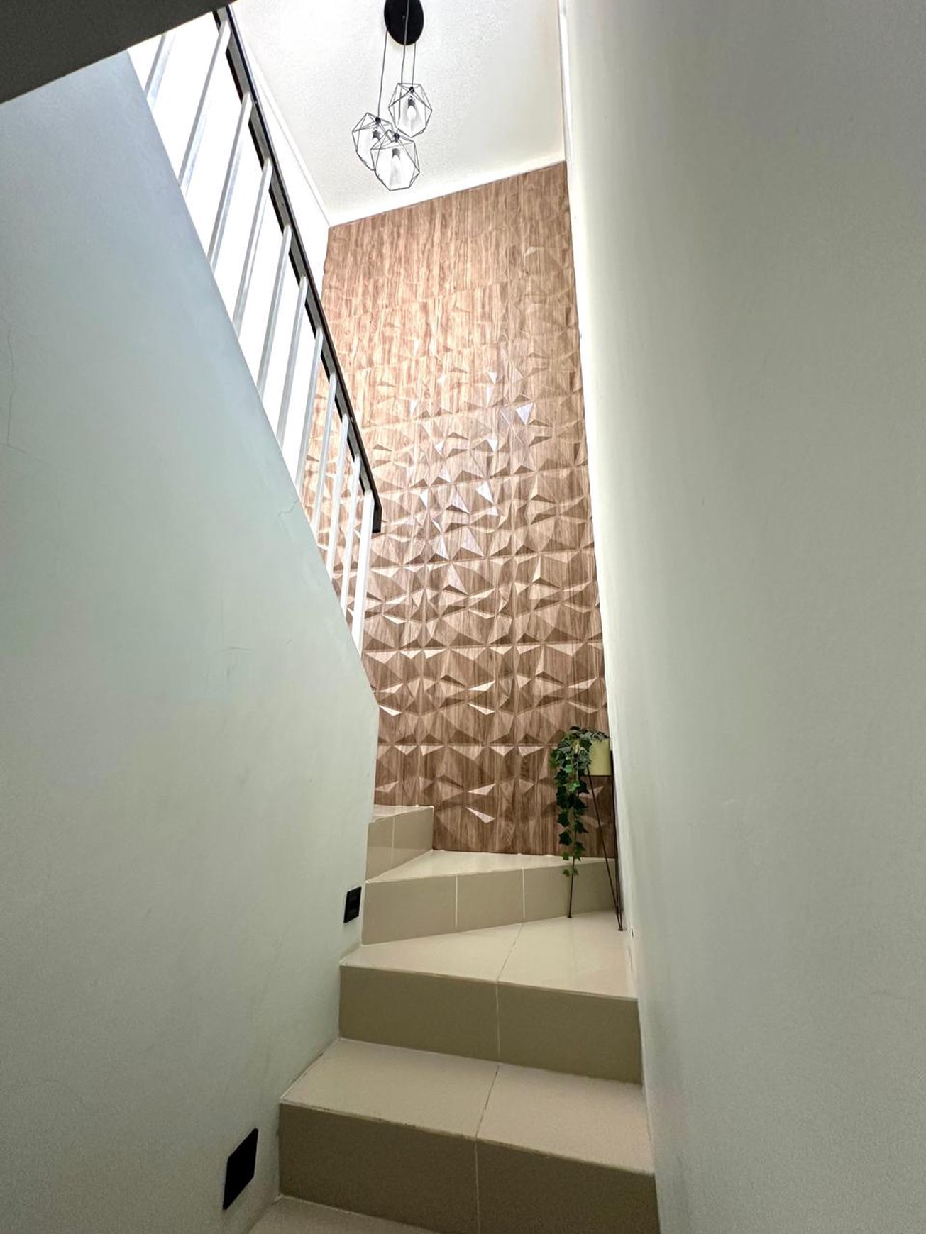 Rumah Minimalis, dalam Cluster kemanan 24 Jam di Bintaro.