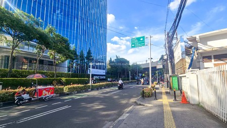 Gedung Kantor 4,5 Lantai Lokasi Bagus Cocok Untuk Investasi di Menteng
