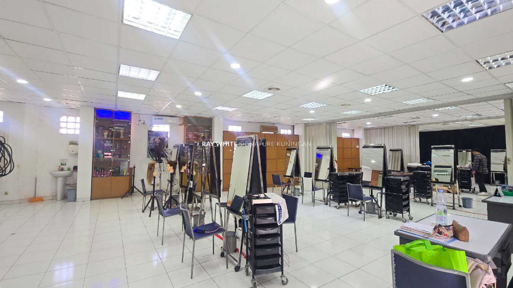 Gedung Kantor 4,5 Lantai Lokasi Bagus Cocok Untuk Investasi di Menteng