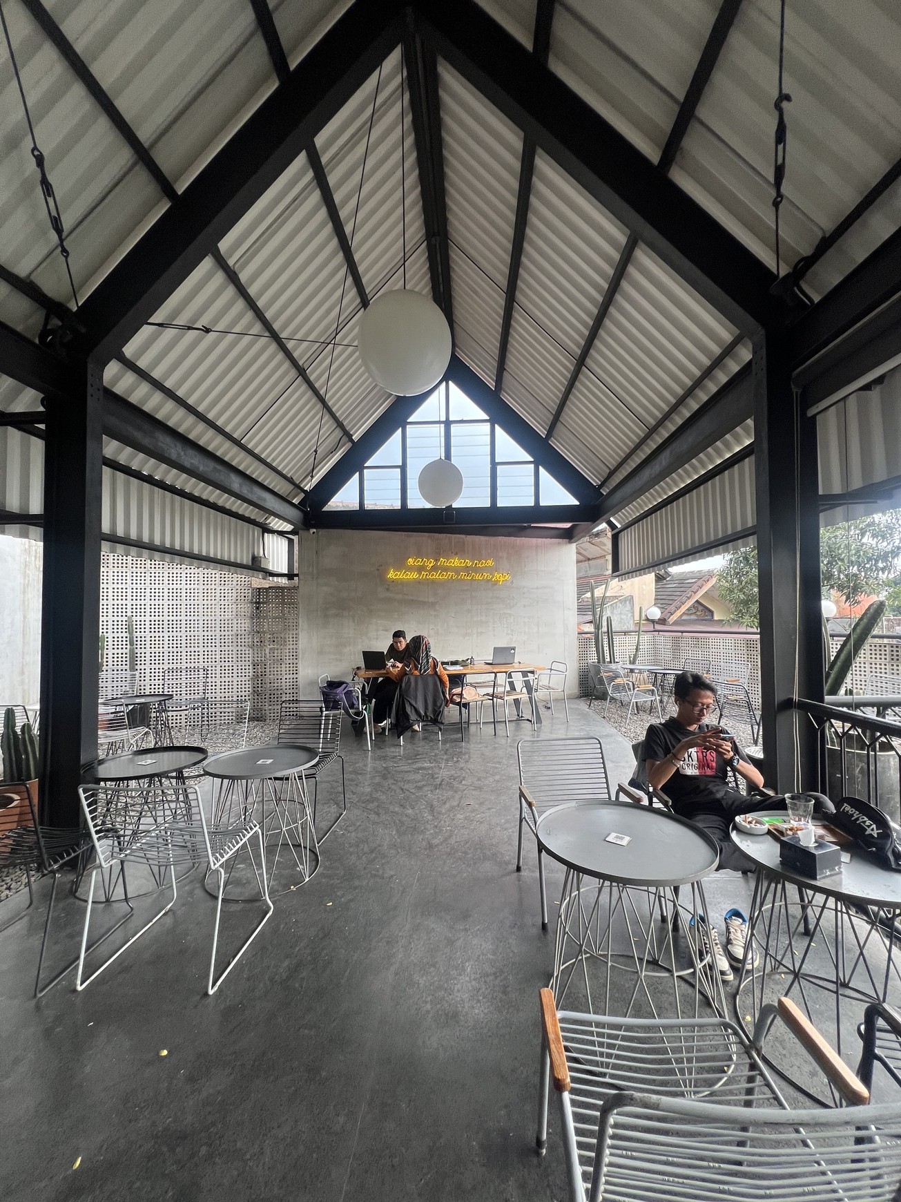 Ruang Usaha Mainroad Pahlawan