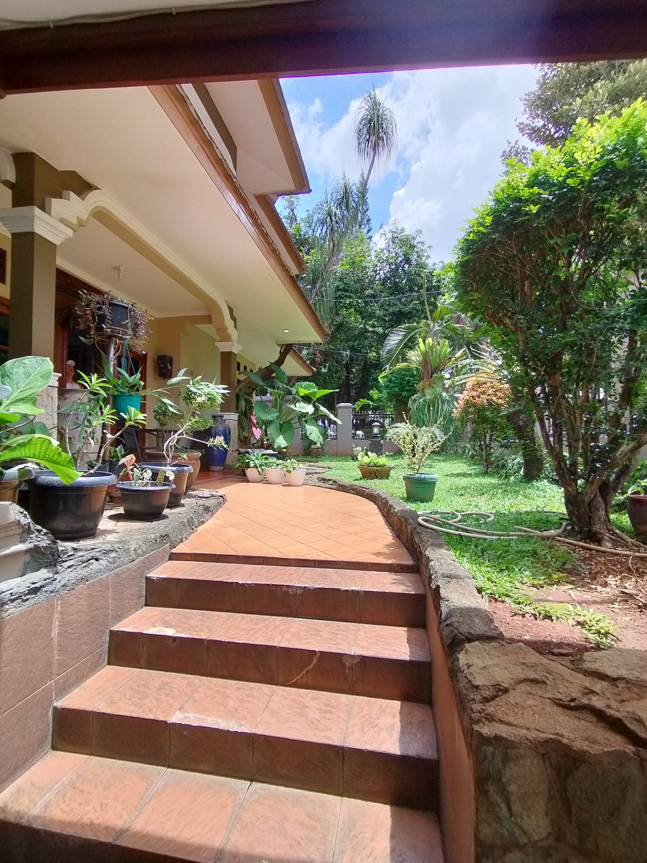 Dijual Hunian 6 Kamar Tidur Sangat Nyaman Dalam Komplek Cinere