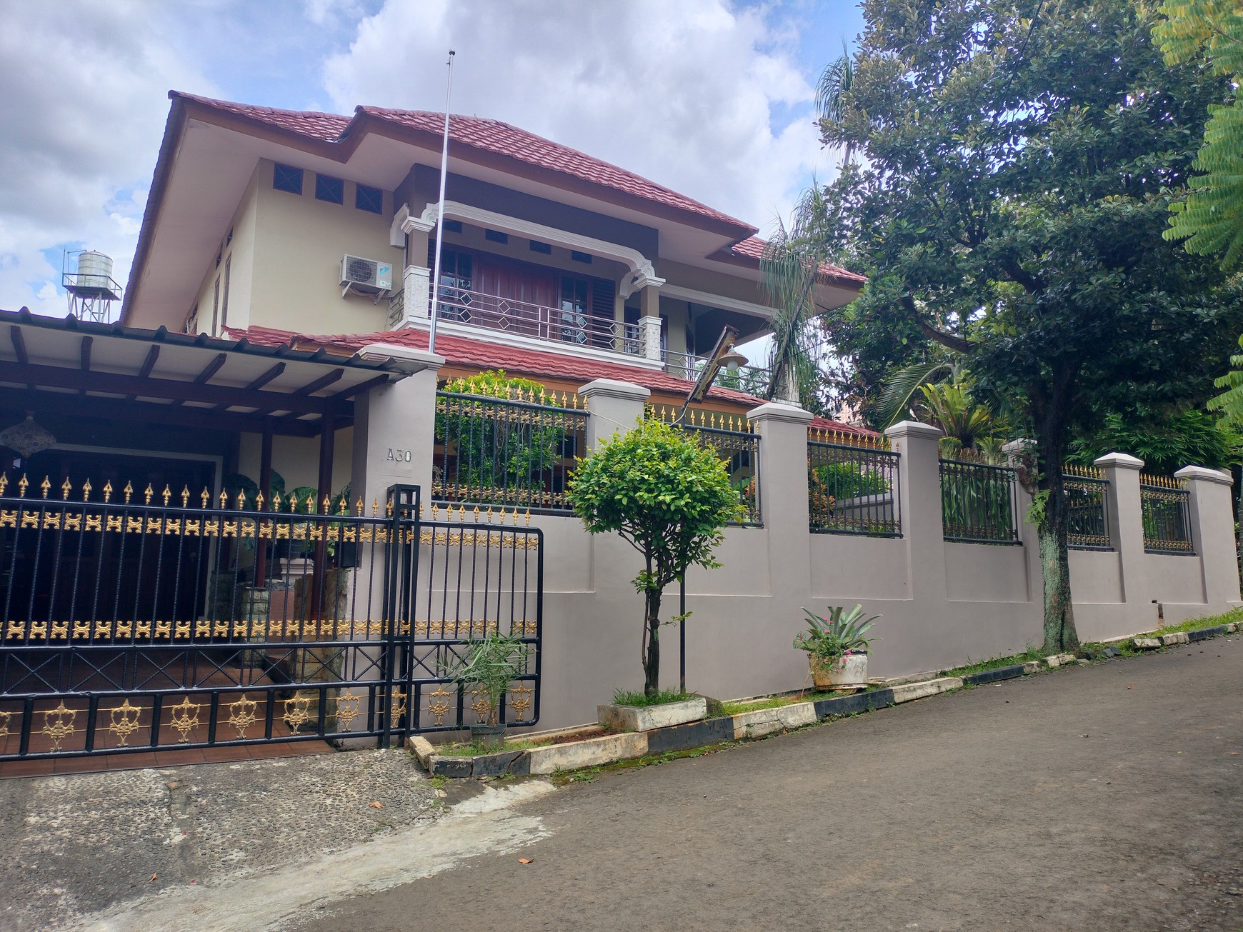 Dijual Hunian 6 Kamar Tidur Sangat Nyaman Dalam Komplek Cinere