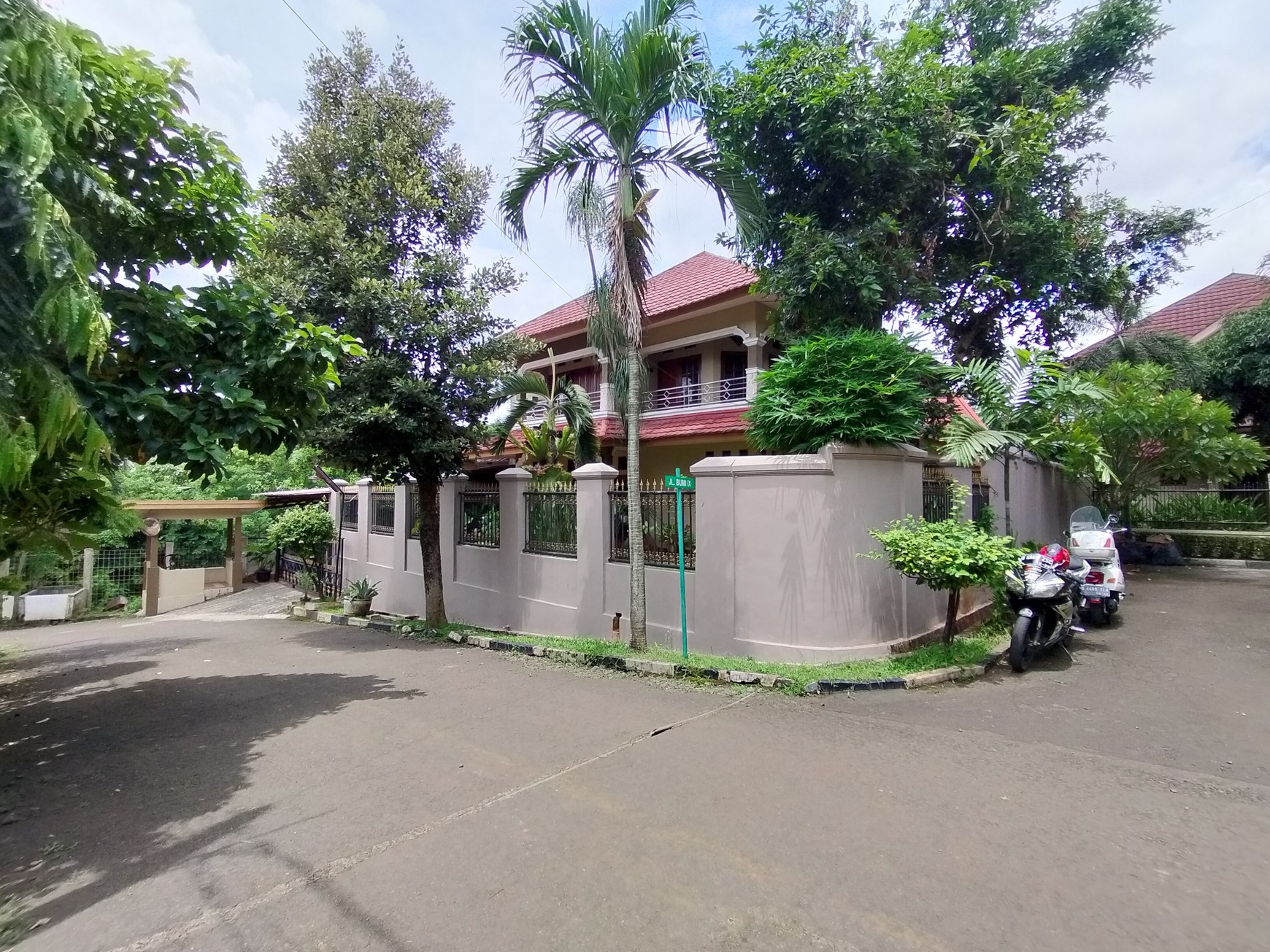 Dijual Hunian 6 Kamar Tidur Sangat Nyaman Dalam Komplek Cinere