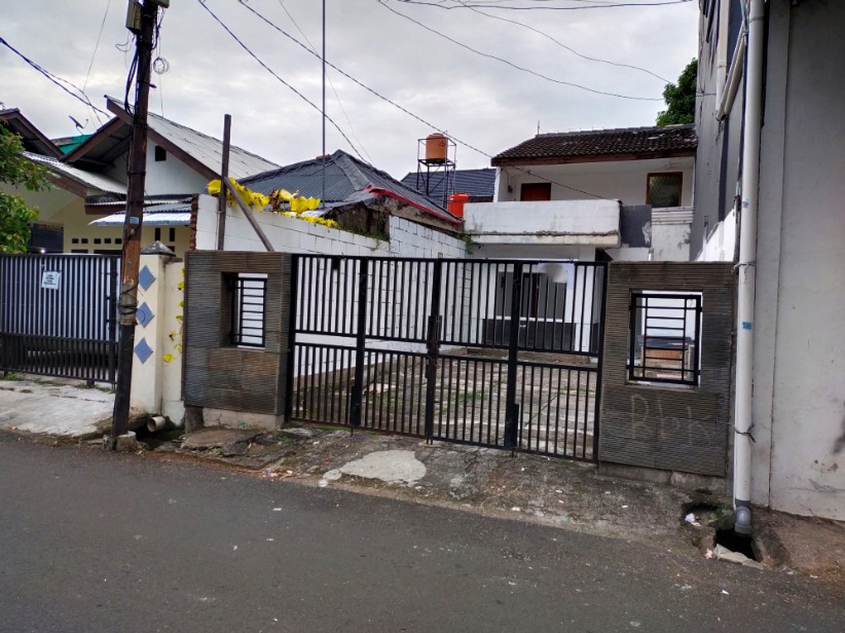Rumah Bangunan Lama , 2 Lantai, Lokasi Strategis di Mampang Prapatan , Jakarta Selatan