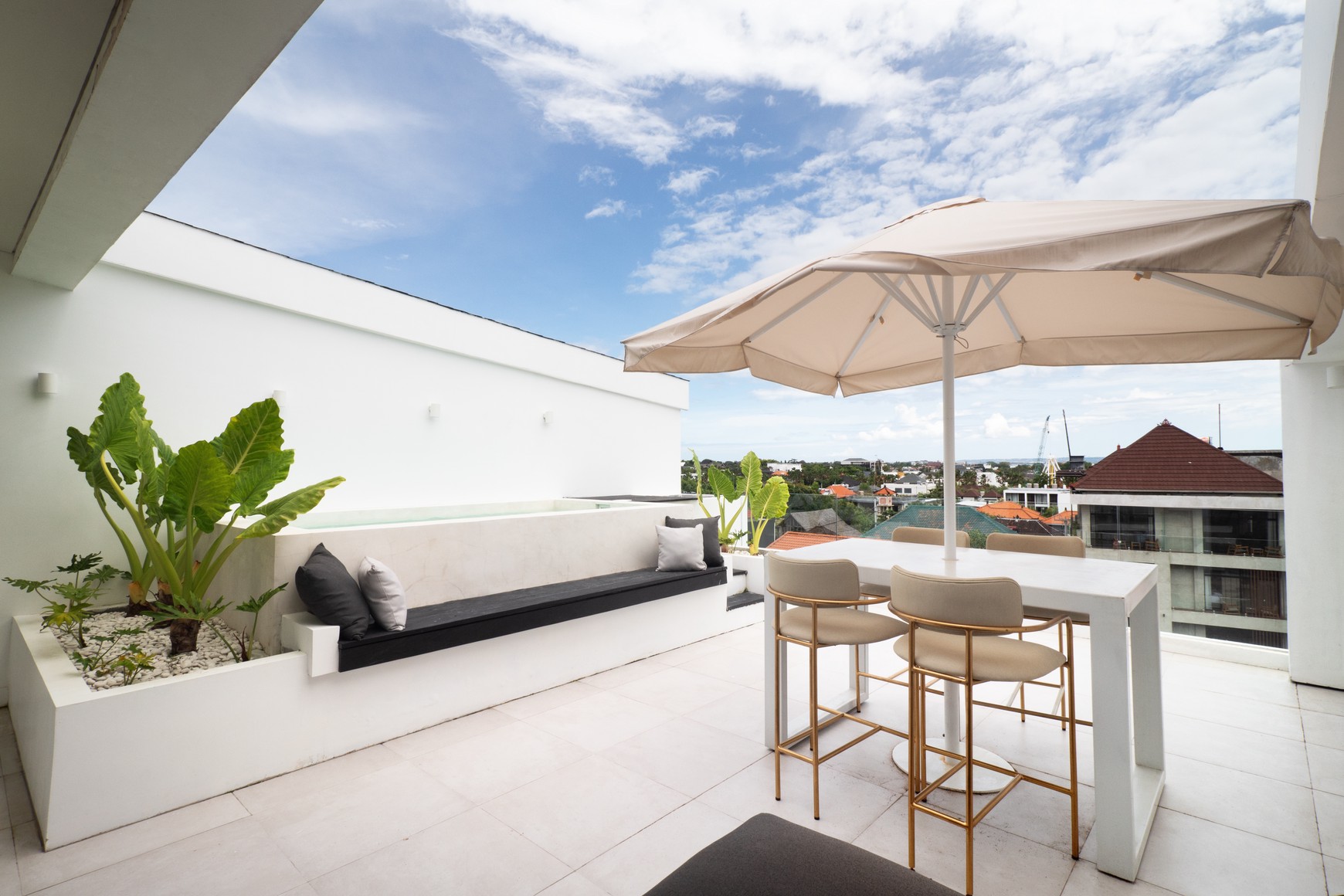 Leasehold - Endless Ocean Views from Your Private Rooftop Jacuzzi - Canggu Penthouse, Bali