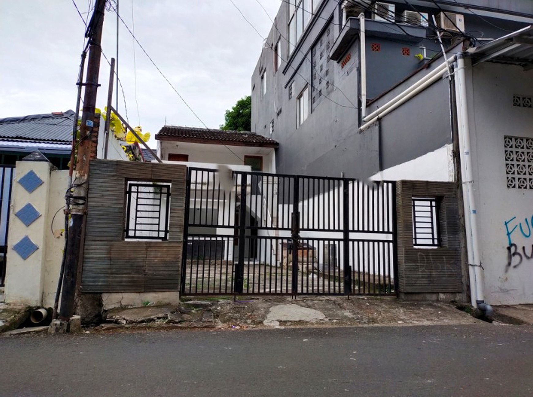 Rumah Bangunan Lama , 2 Lantai di Mampang Prapatan , Jakarta Selatan Nego sampai Deal
