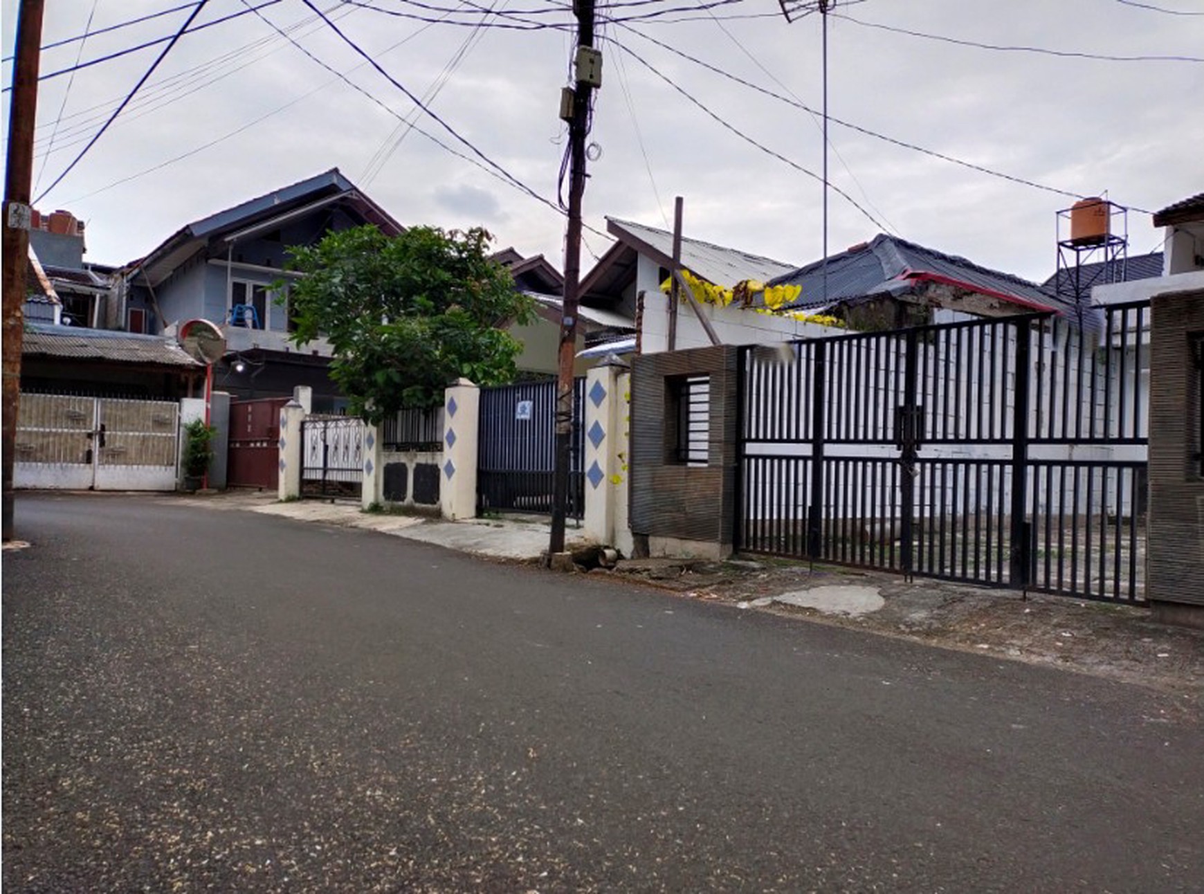 Rumah Bangunan Lama , 2 Lantai di Mampang Prapatan , Jakarta Selatan Nego sampai Deal