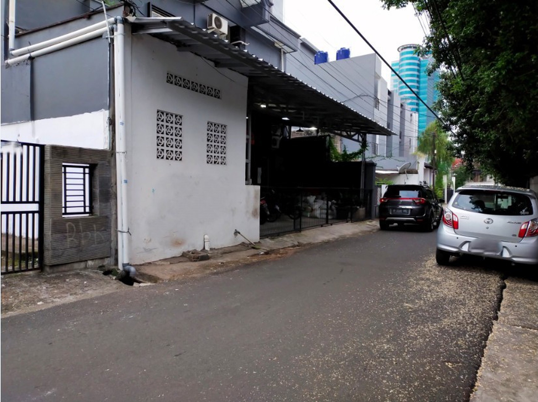 Rumah Bangunan Lama , 2 Lantai di Mampang Prapatan , Jakarta Selatan Nego sampai Deal
