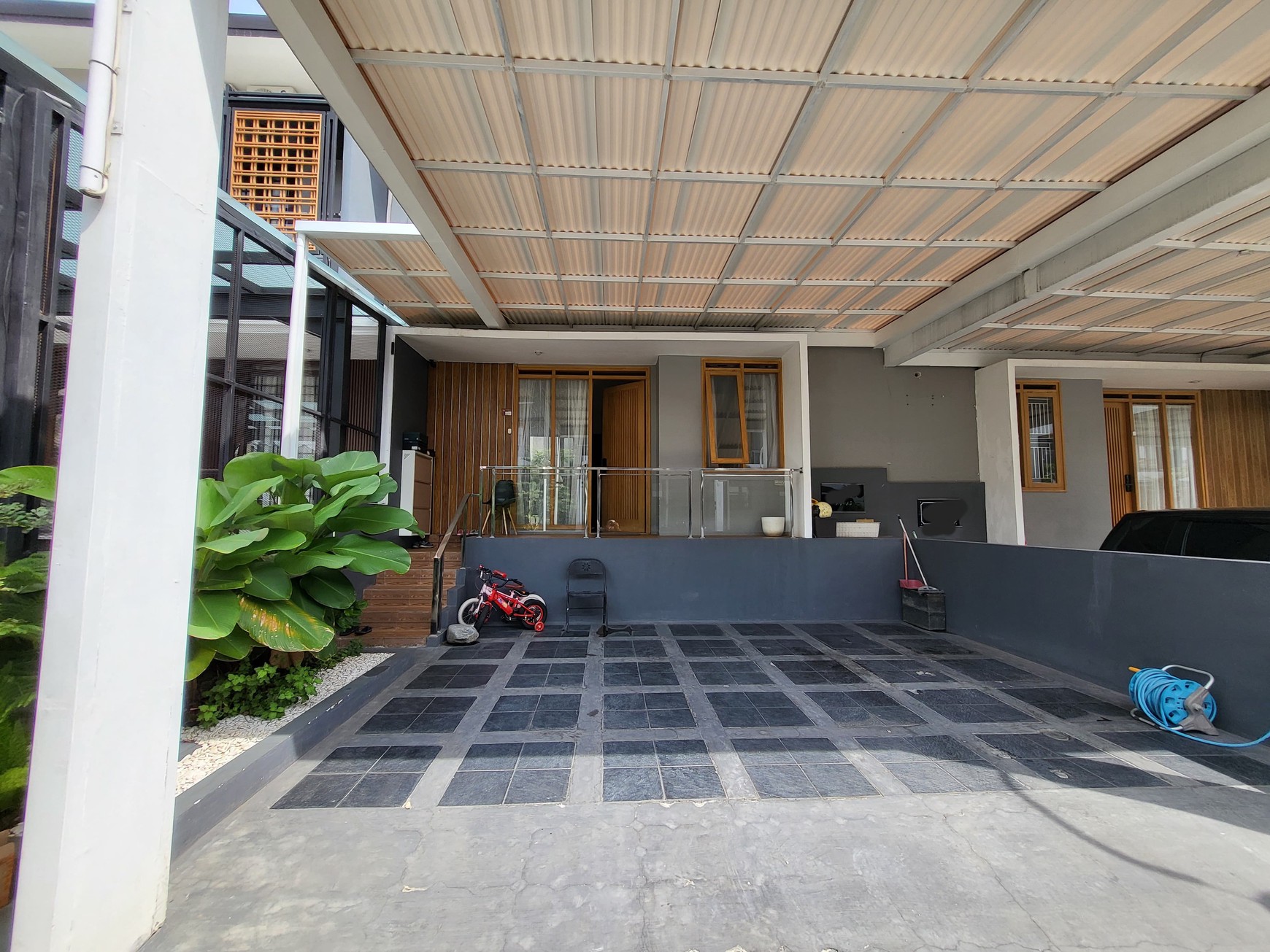 Rumah 2 lantai semi furnished daerah sejuk Awiligar