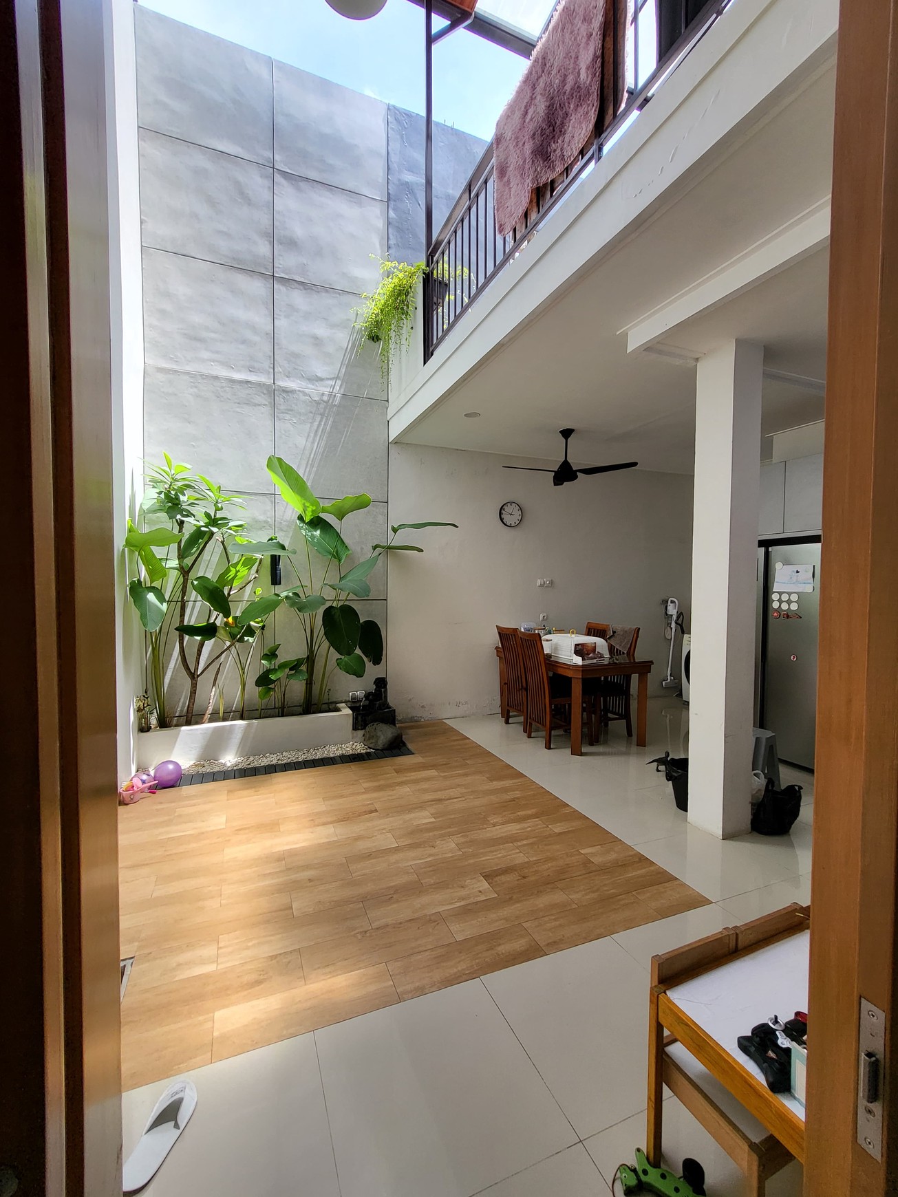 Rumah 2 lantai semi furnished daerah sejuk Awiligar