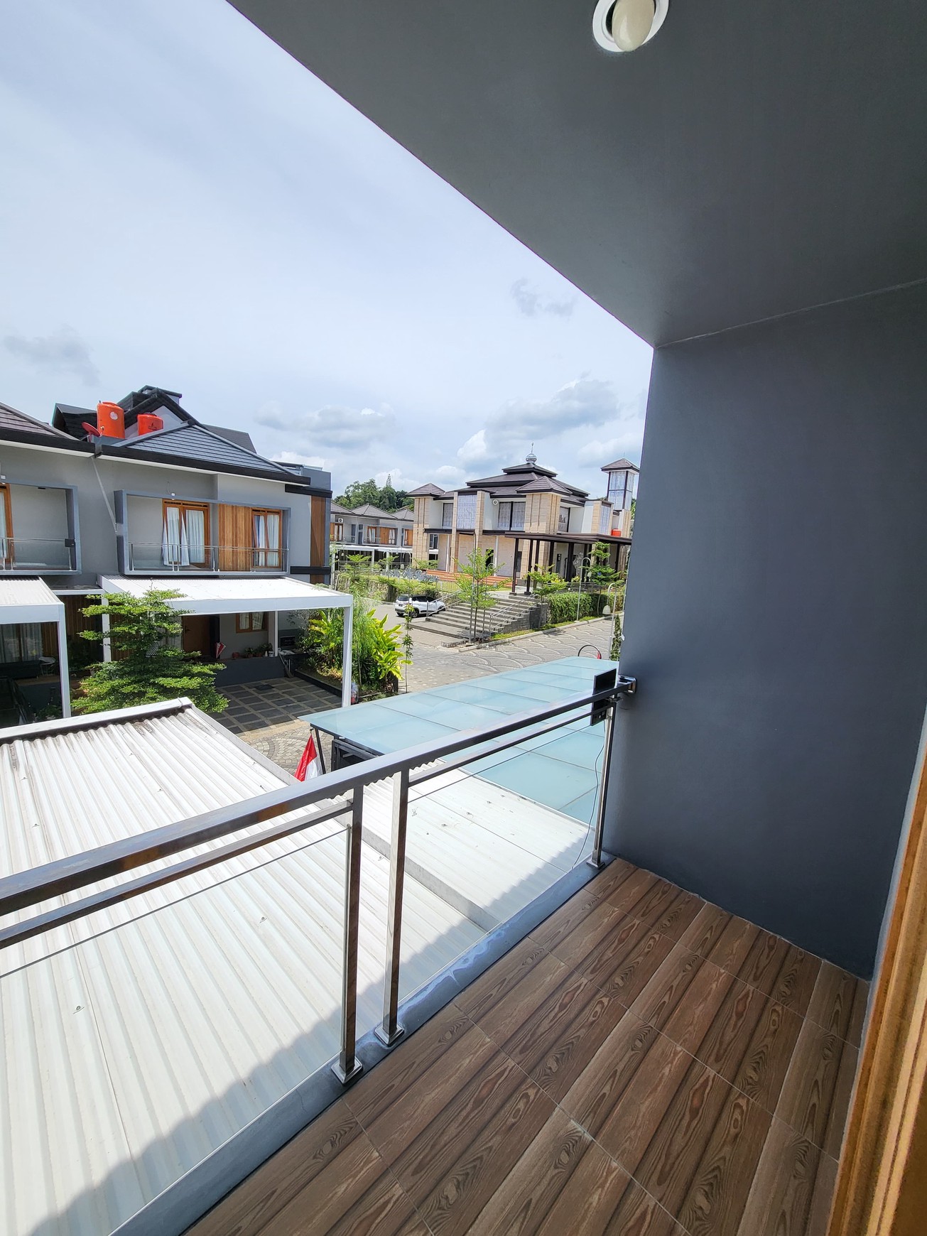 Rumah 2 lantai semi furnished daerah sejuk Awiligar