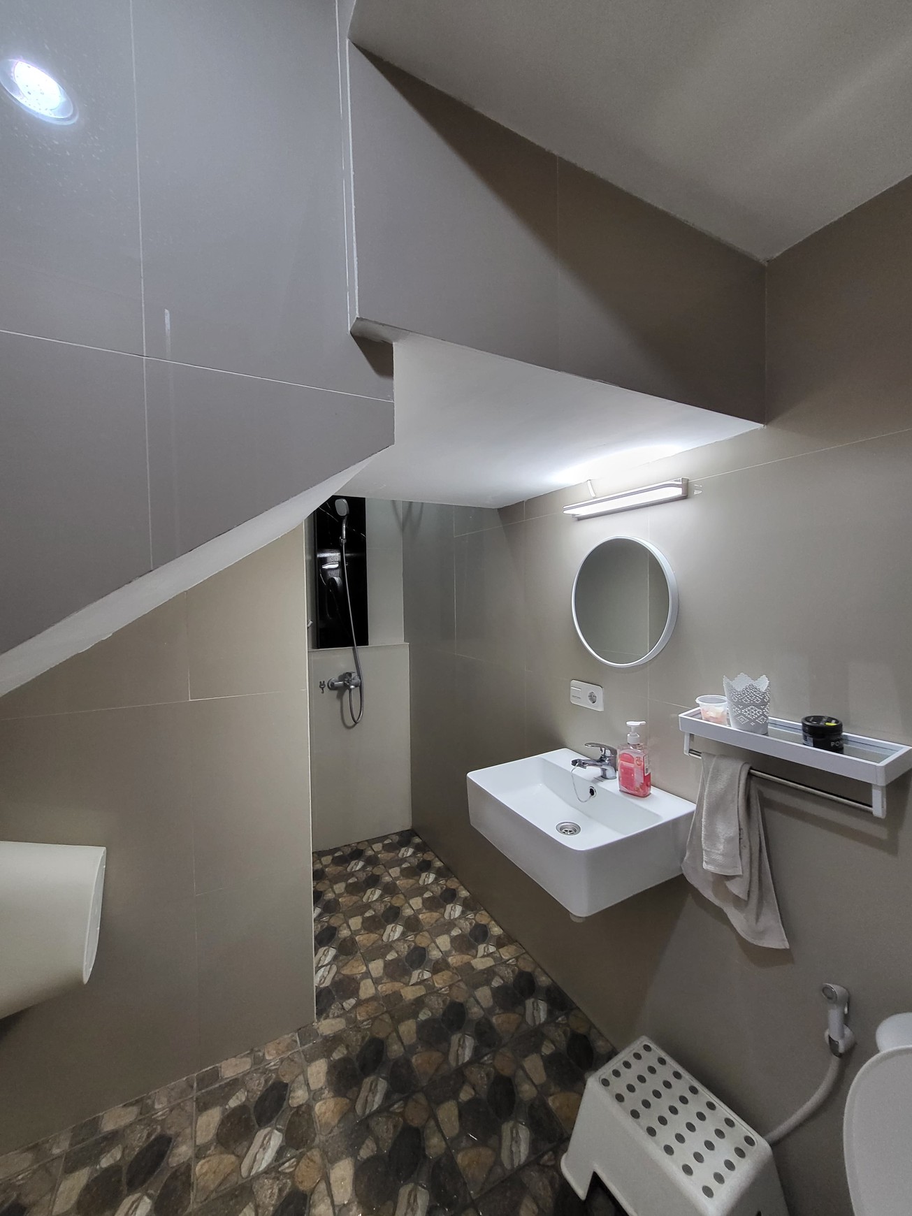 Rumah 2 lantai semi furnished daerah sejuk Awiligar