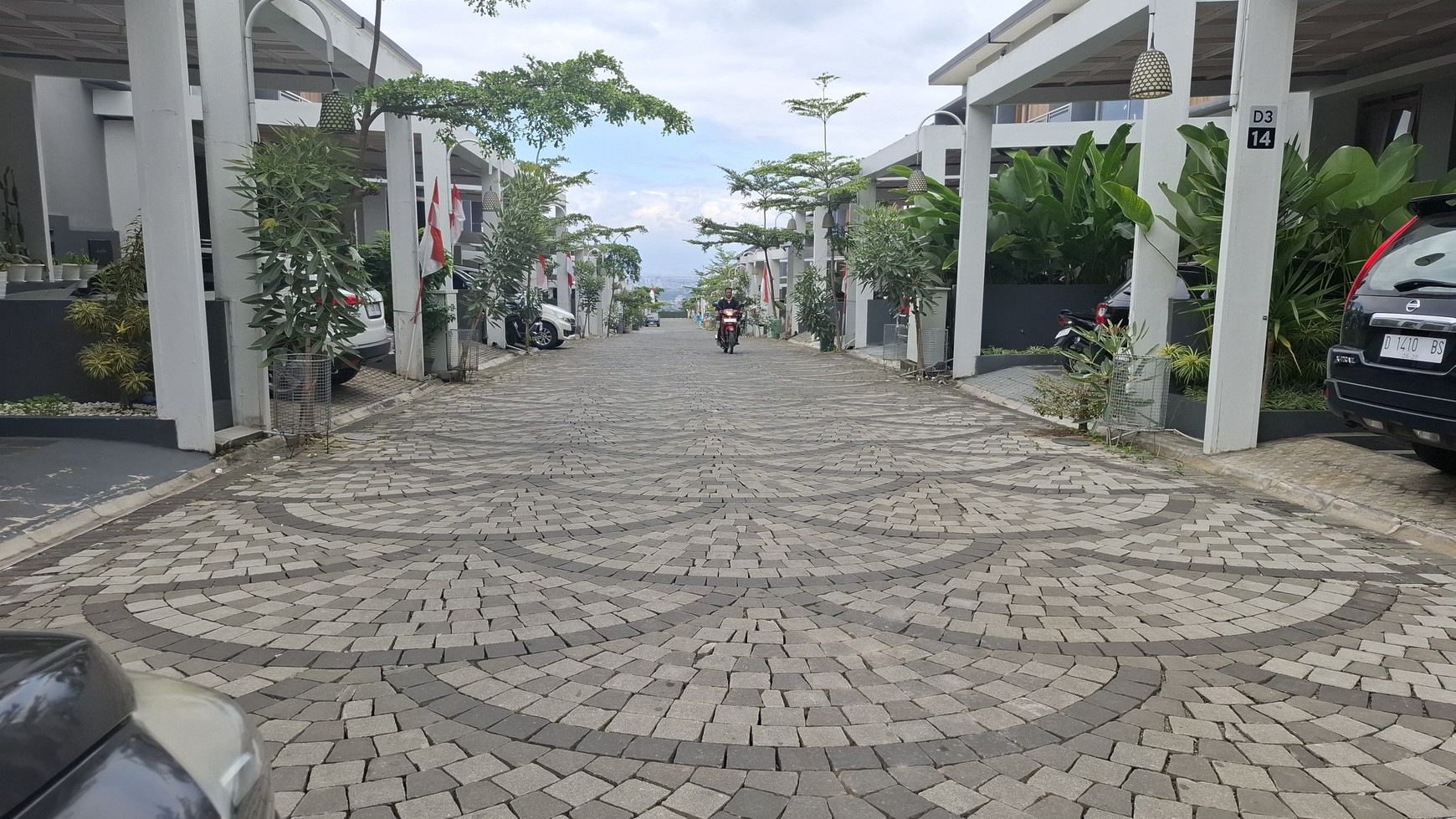 Rumah 2 lantai semi furnished daerah sejuk Awiligar
