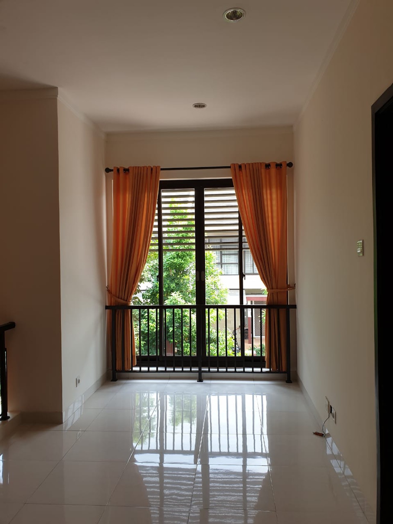 Rumah siap huni di Bintaro Jaya 9.