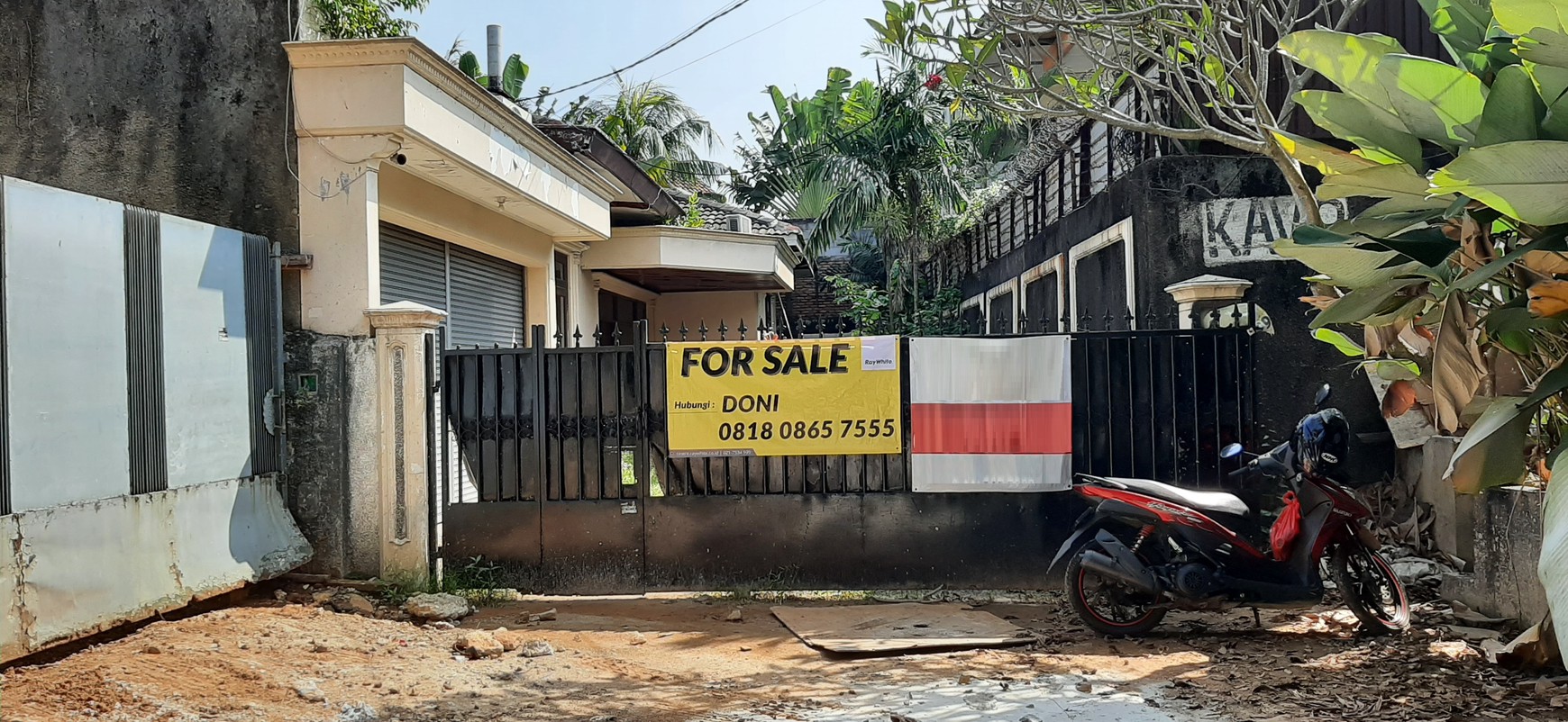 Tanah Bonus Rumah Lama dengan Private Pool di Kemang