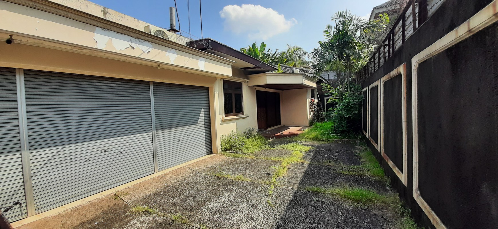 Tanah Bonus Rumah Lama dengan Private Pool di Kemang