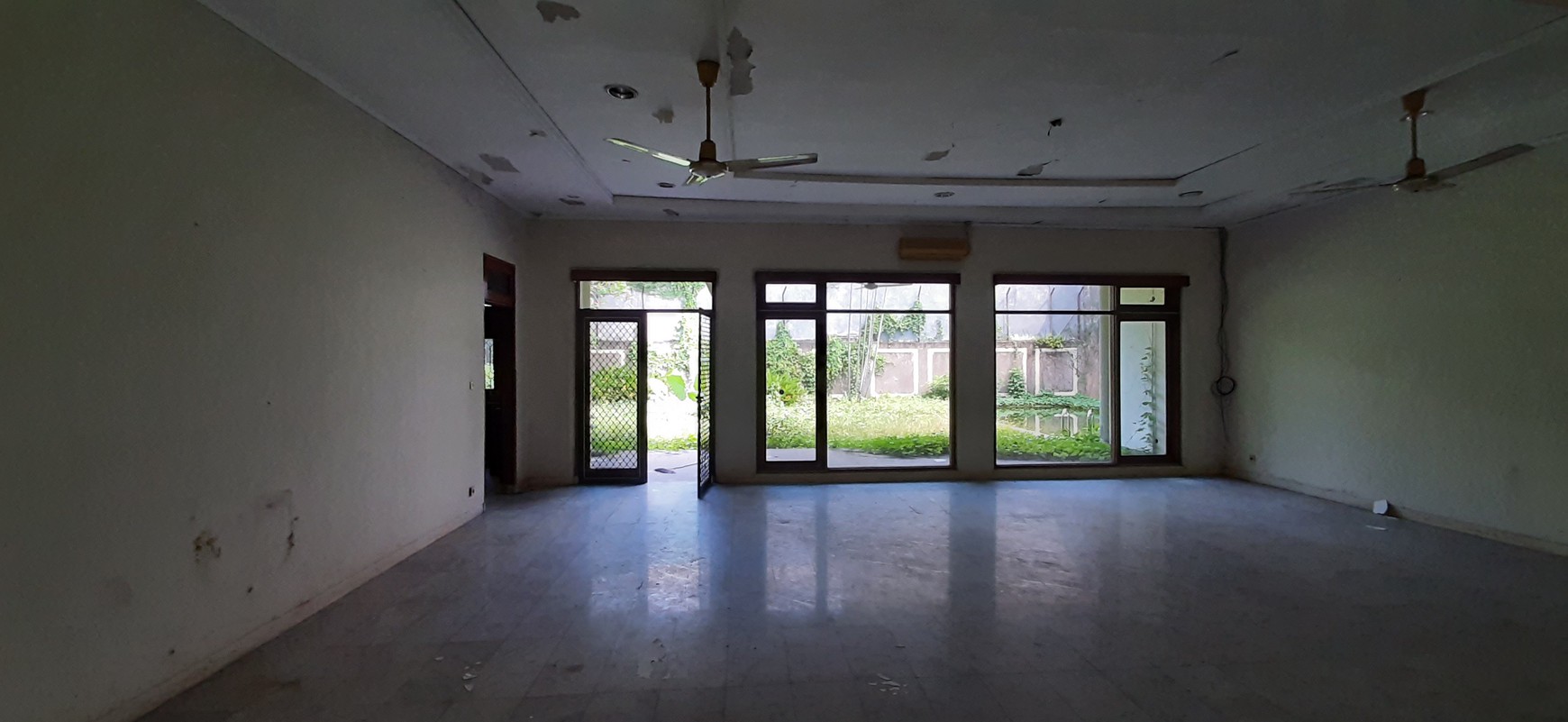 Tanah Bonus Rumah Lama dengan Private Pool di Kemang