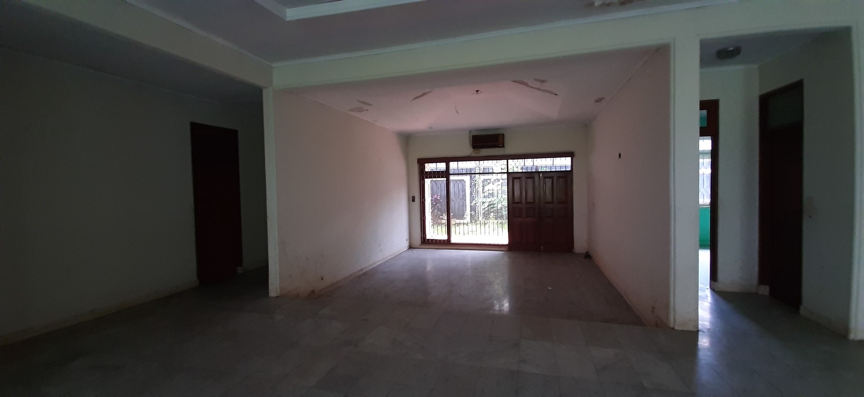 Tanah Bonus Rumah Lama dengan Private Pool di Kemang