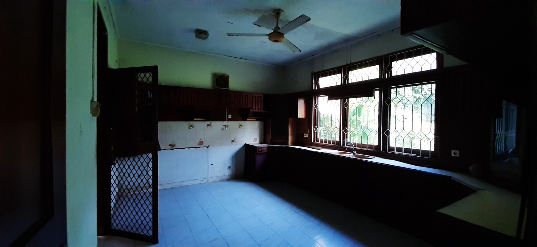 Tanah Bonus Rumah Lama dengan Private Pool di Kemang