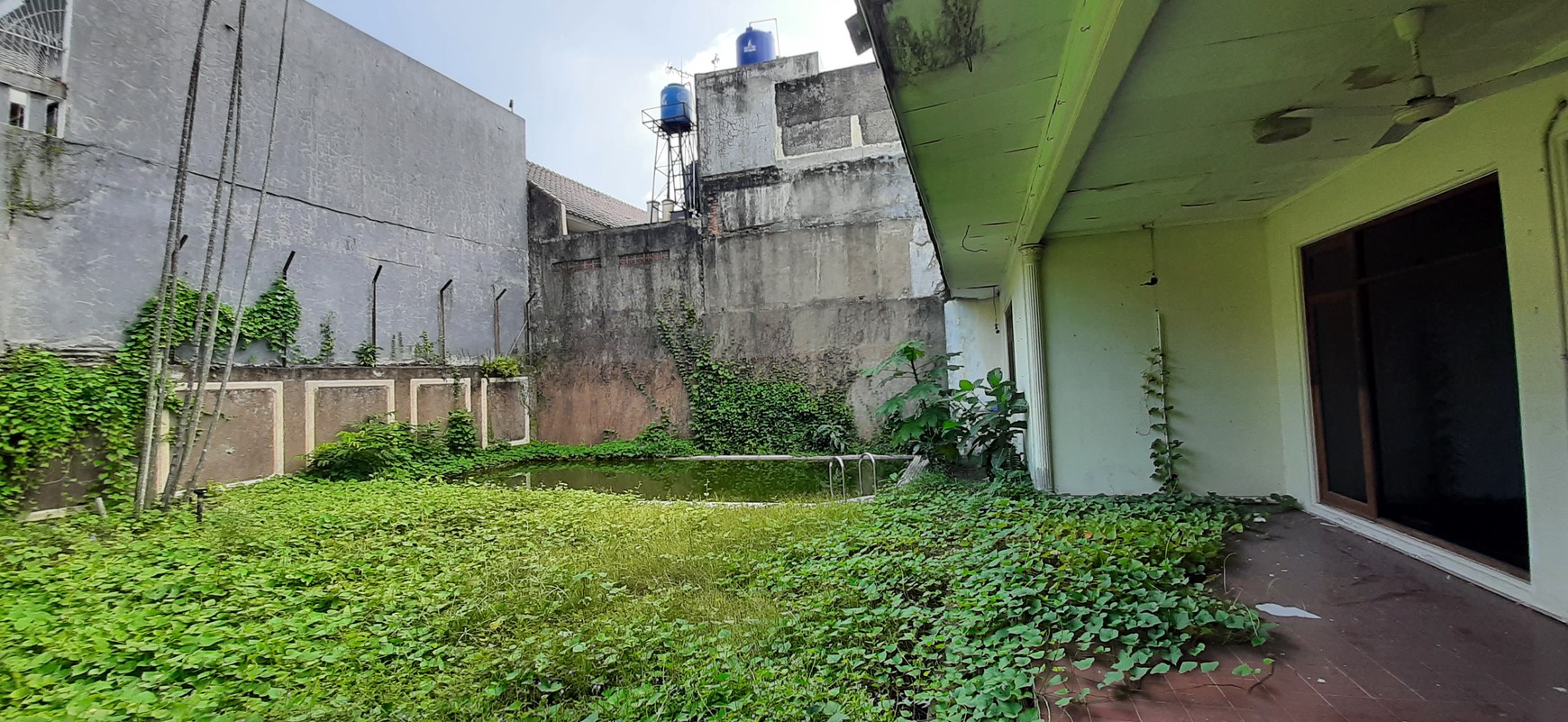 Tanah Bonus Rumah Lama dengan Private Pool di Kemang