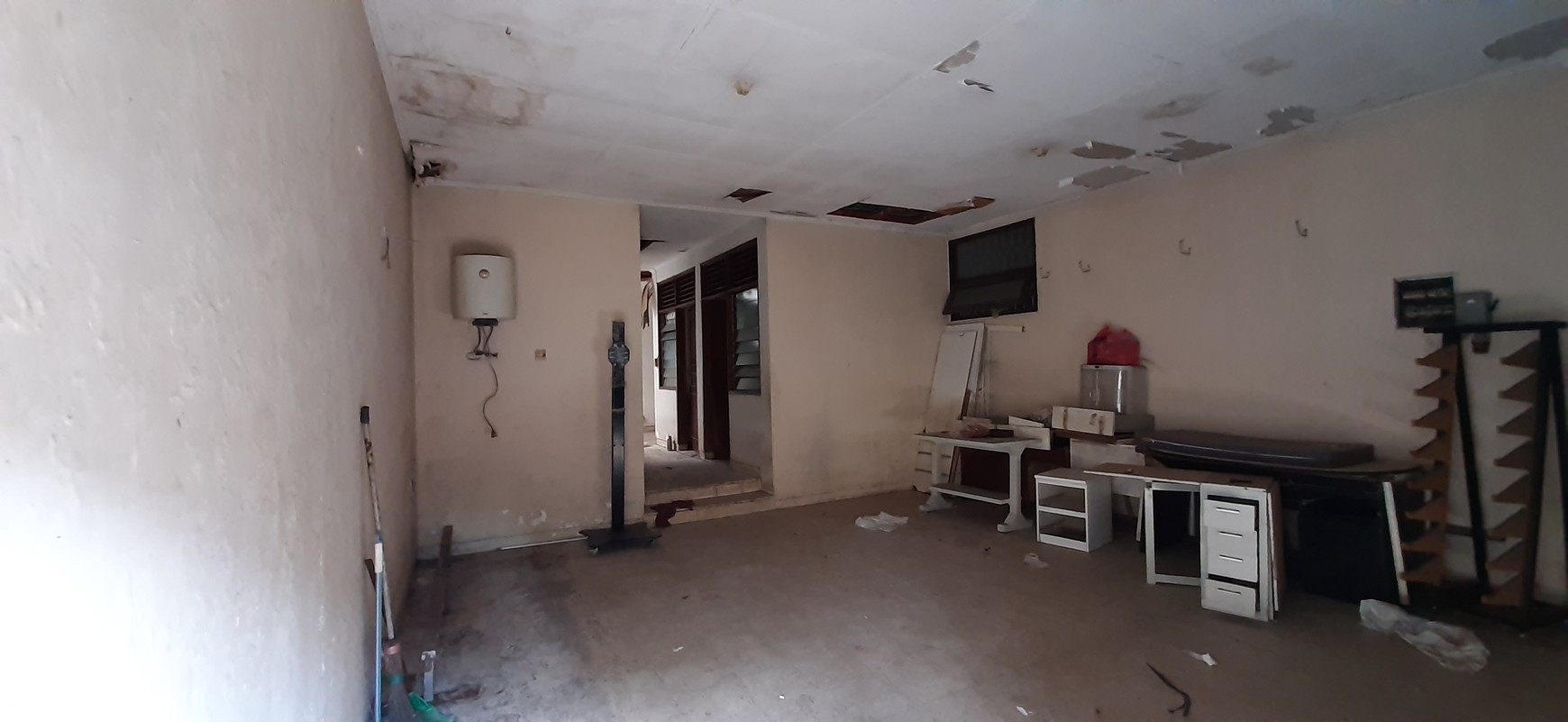 Tanah Bonus Rumah Lama dengan Private Pool di Kemang