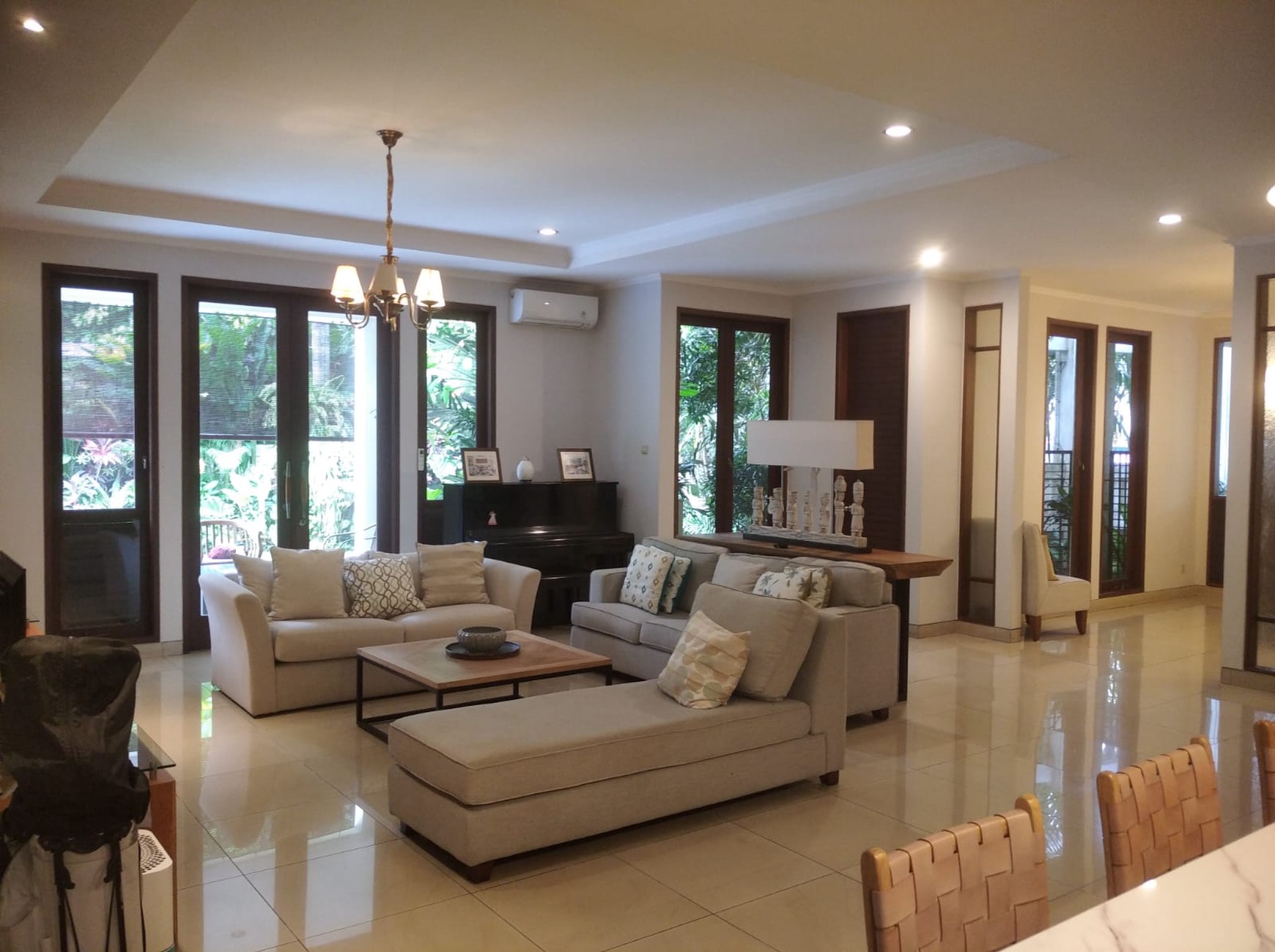 RUMAH MEWAH DIKEMANG DENGAN SWIMMING POOL