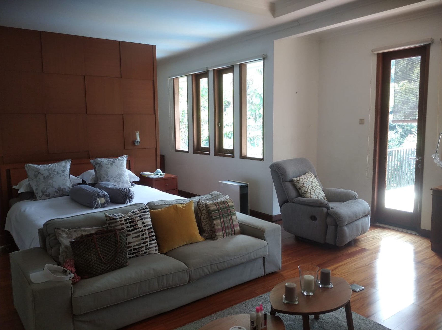 RUMAH MEWAH DIKEMANG DENGAN SWIMMING POOL