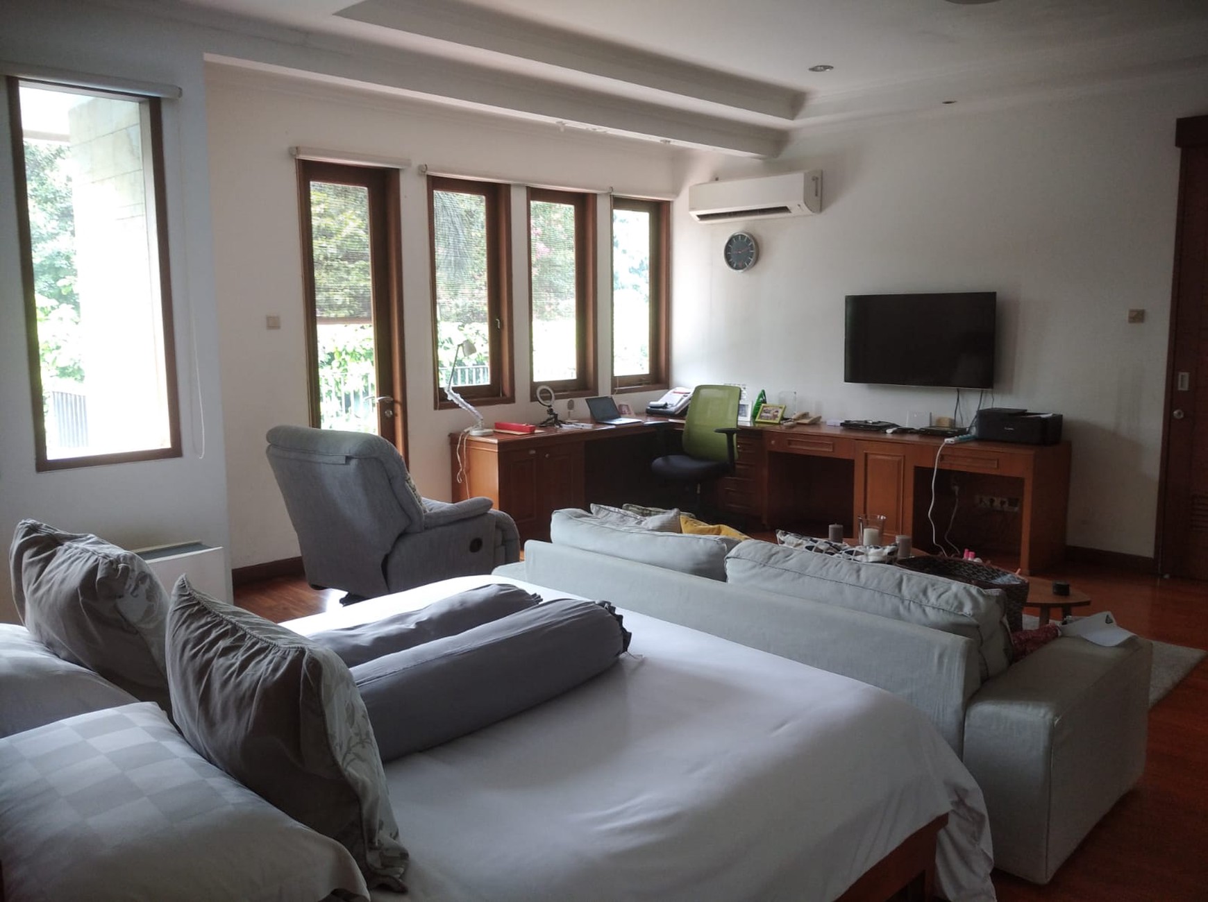 RUMAH MEWAH DIKEMANG DENGAN SWIMMING POOL