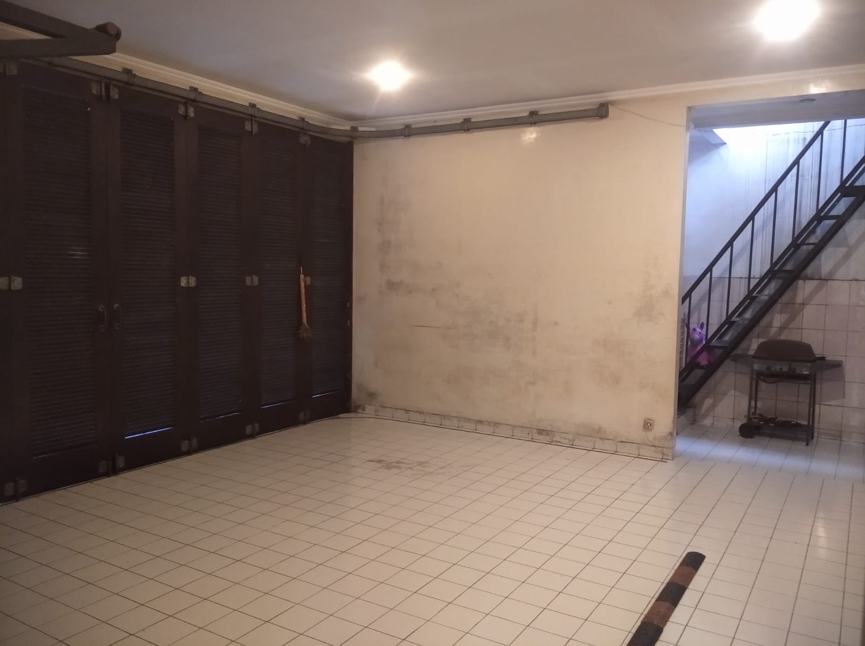 RUMAH MEWAH DIKEMANG DENGAN SWIMMING POOL