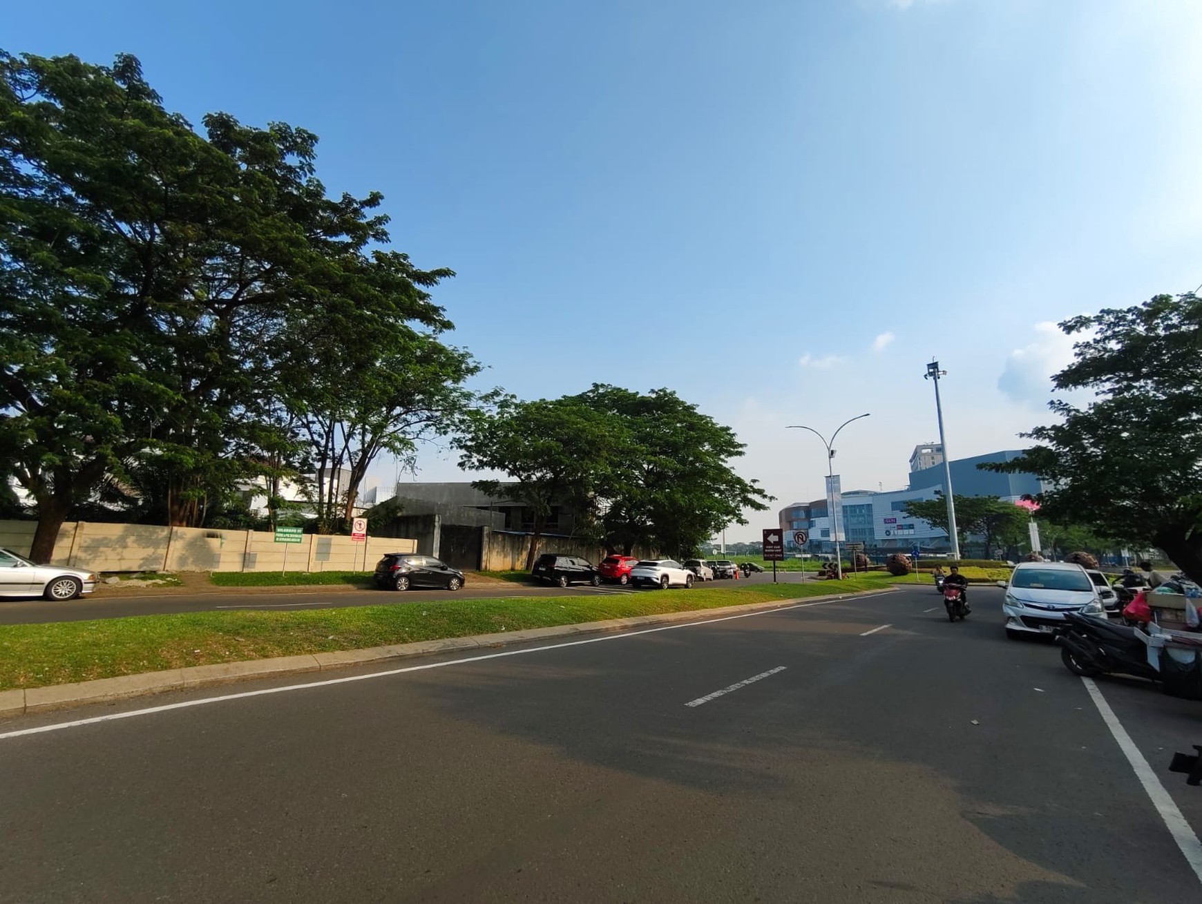 Tanah Komersial Hoek di bunderan Mall Living World