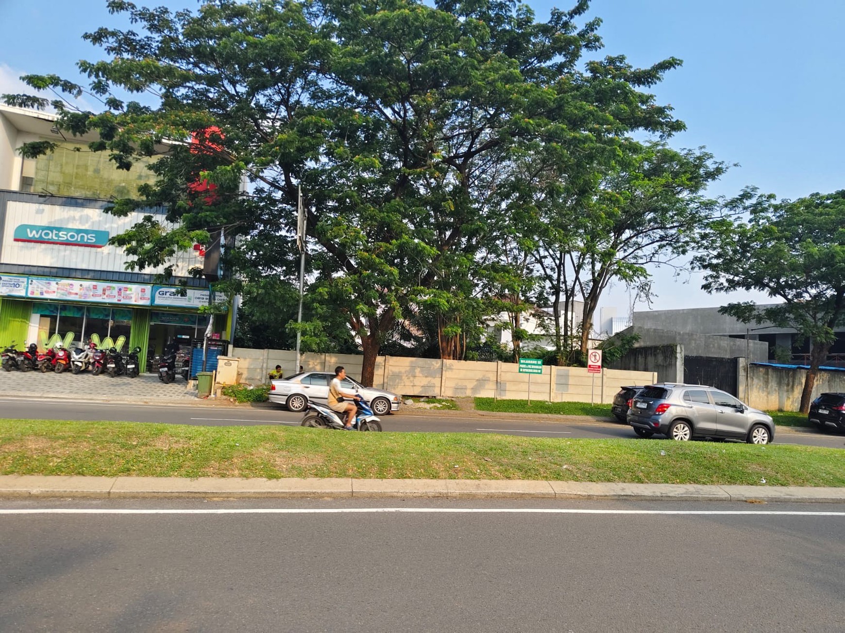 Tanah Komersial Hoek di bunderan Mall Living World