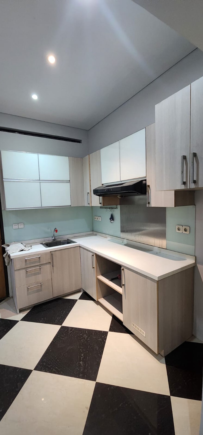 Rumah Cantik di Ciputat Timur dengan 3+1 Kamar Tidur dan 3+1 kamar Mandi + Terdapat Kitchen Set di dalamnya