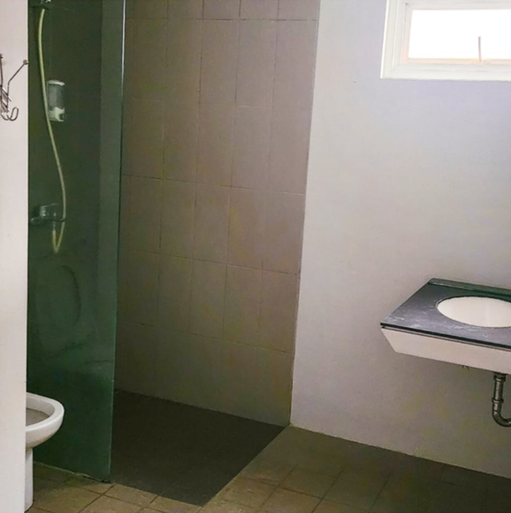 Rumah Cantik di Ciputat Timur dengan 3+1 Kamar Tidur dan 3+1 kamar Mandi + Terdapat Kitchen Set di dalamnya