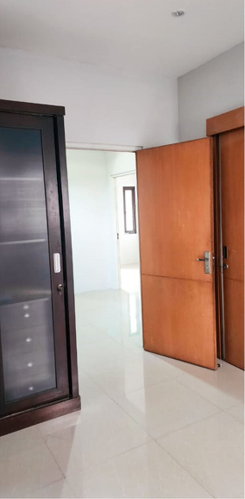 Rumah Cantik di Ciputat Timur dengan 3+1 Kamar Tidur dan 3+1 kamar Mandi + Terdapat Kitchen Set di dalamnya