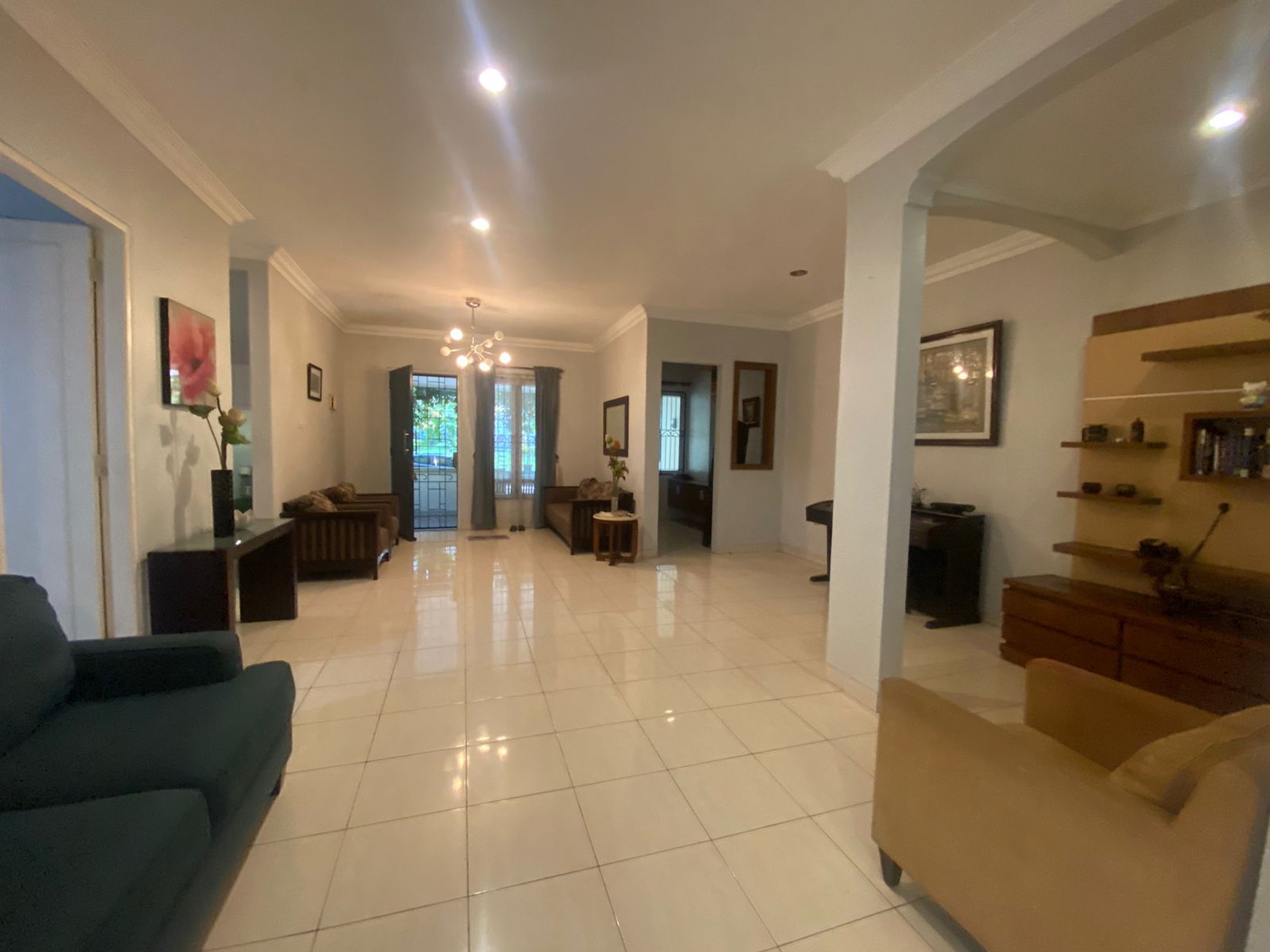 RUMAH ASRI DEPAN TAMAN DI LEGENDA WISATA CIBUBUR