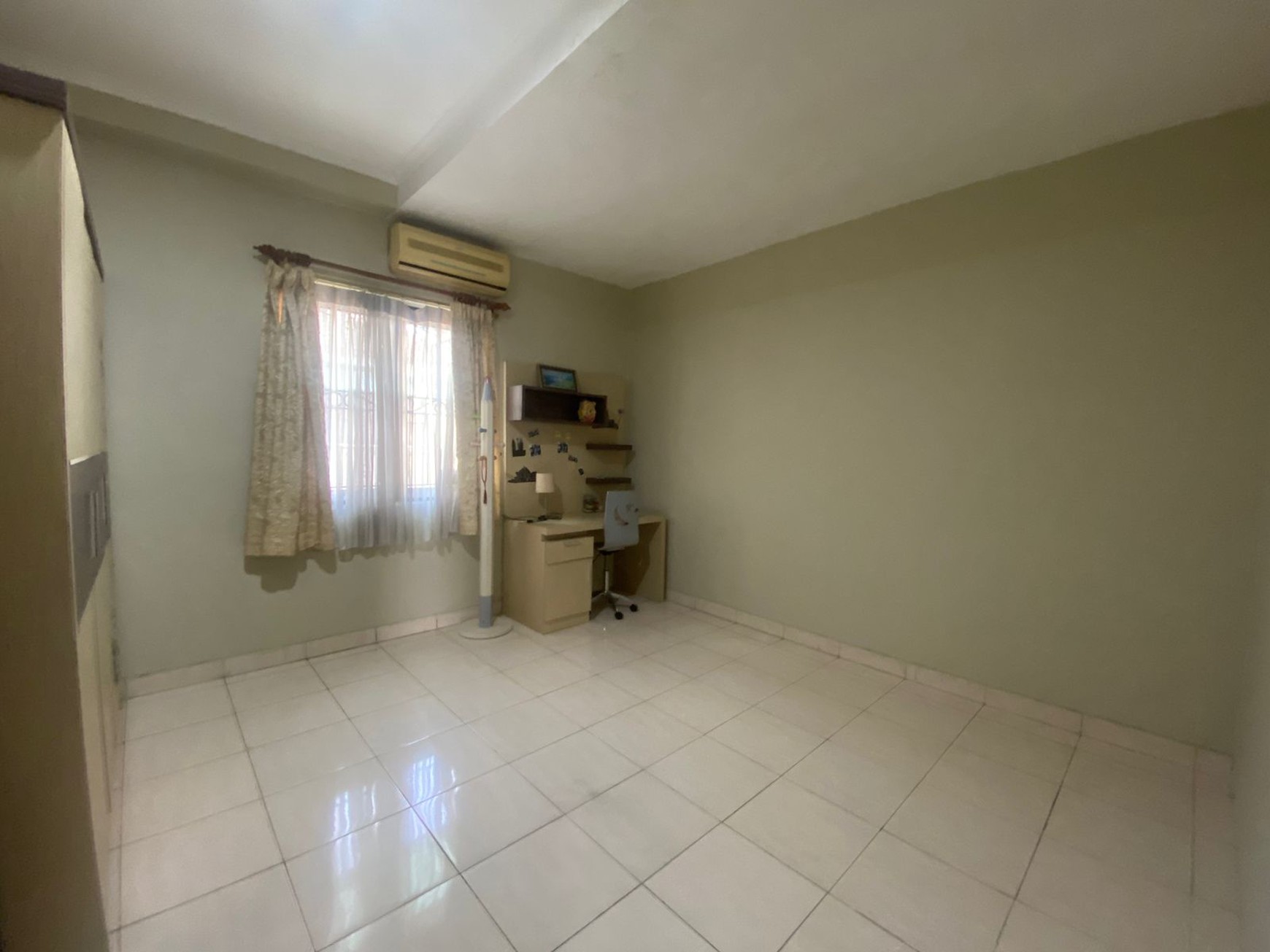 RUMAH ASRI DEPAN TAMAN DI LEGENDA WISATA CIBUBUR