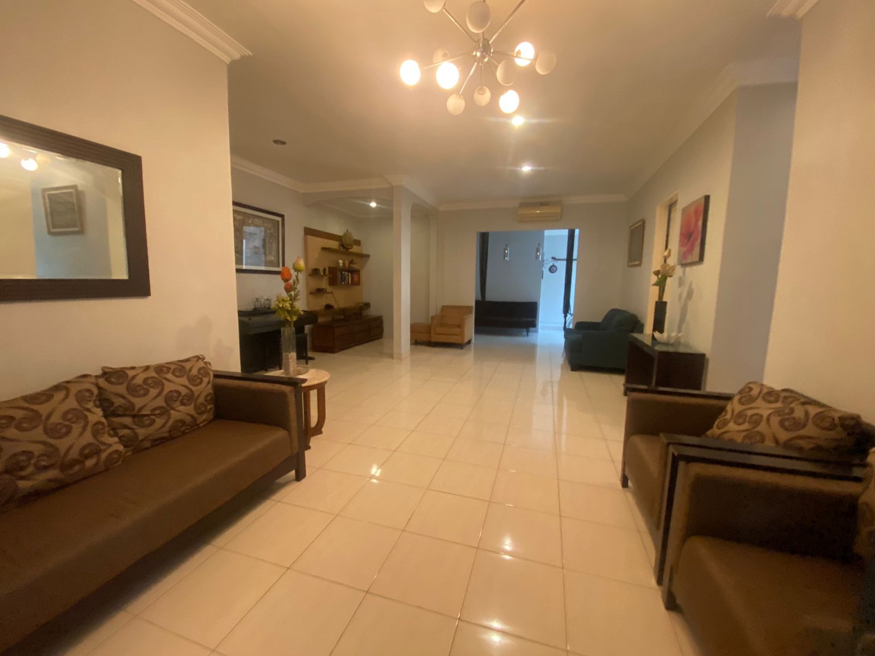 RUMAH ASRI DEPAN TAMAN DI LEGENDA WISATA CIBUBUR