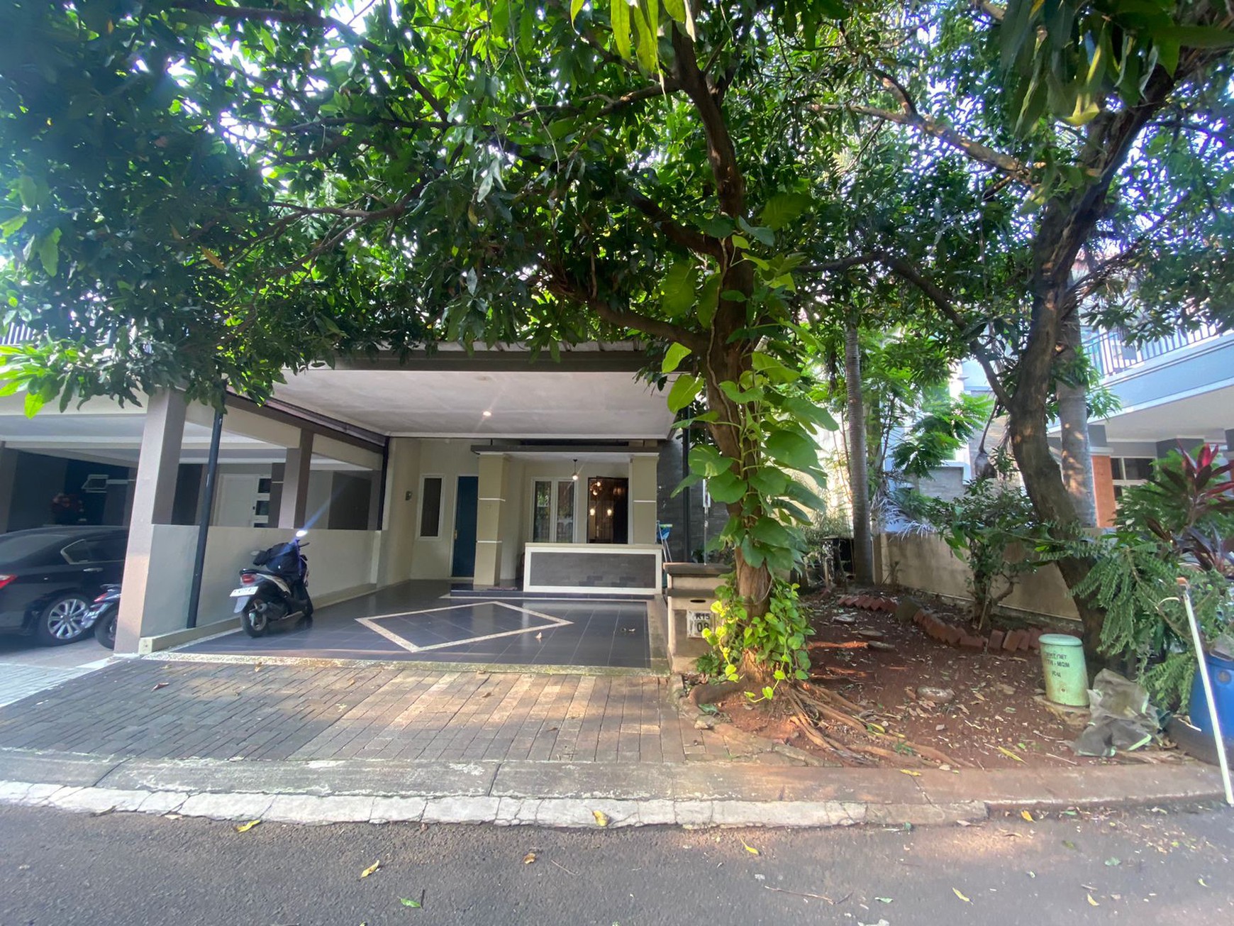 RUMAH ASRI DEPAN TAMAN DI LEGENDA WISATA CIBUBUR