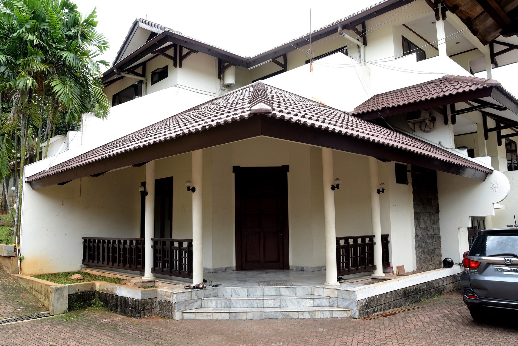 Rumah di JakSel ada 4 Kamar Tidur dan 2+1 Kamar Mandi dengan Luas 1273 m2 dan Bangunan 400 m2 SMH