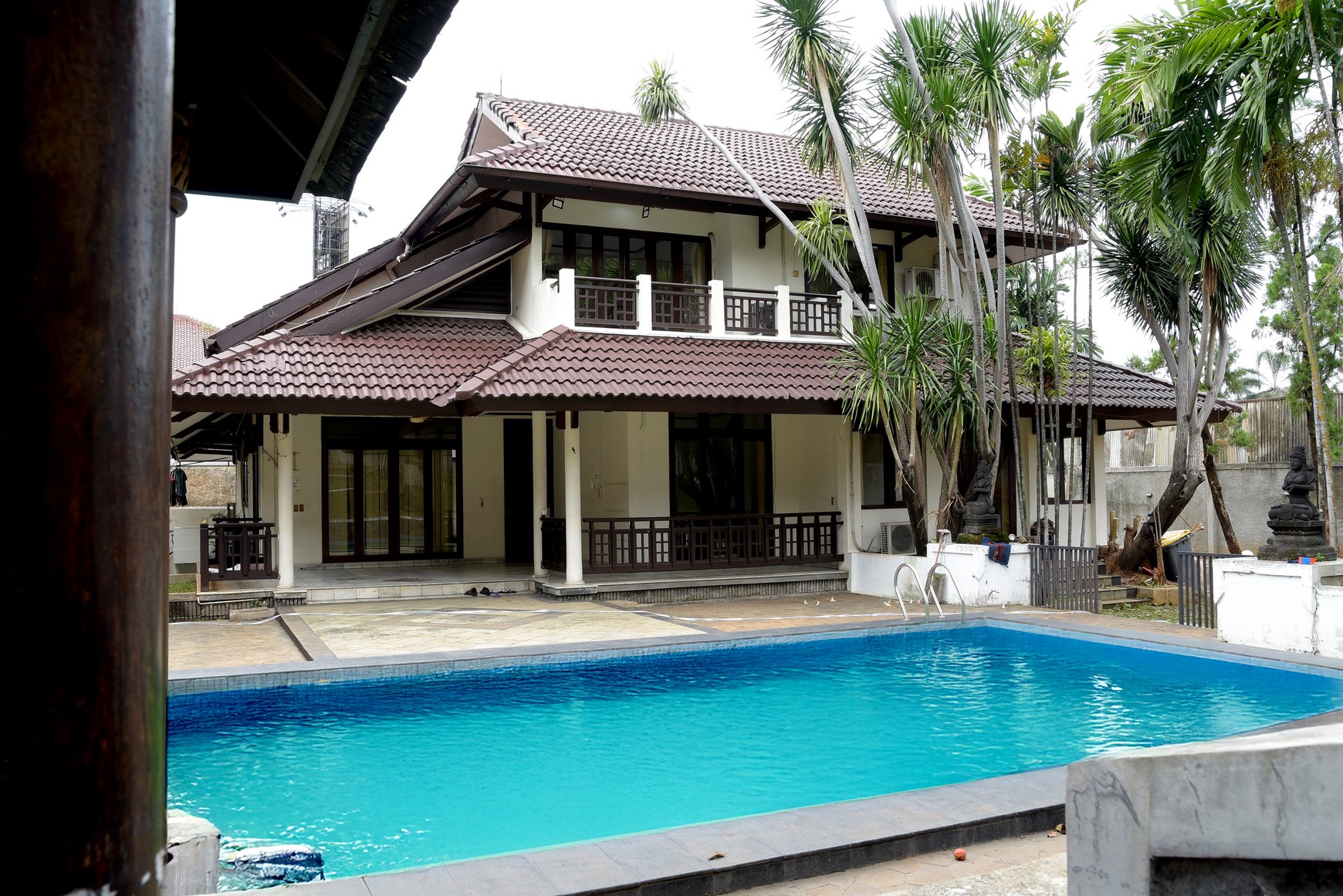 Rumah di JakSel ada 4 Kamar Tidur dan 2+1 Kamar Mandi dengan Luas 1273 m2 dan Bangunan 400 m2 SMH