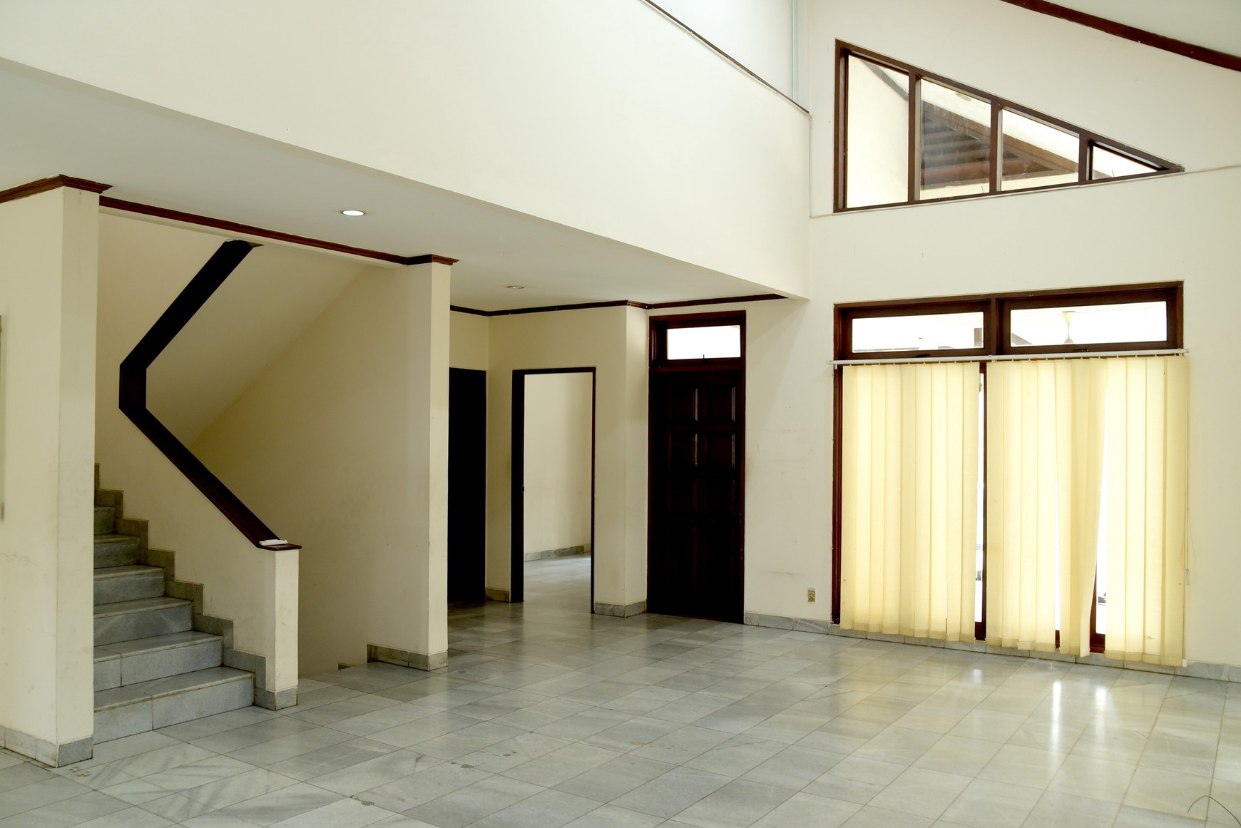 Rumah di JakSel ada 4 Kamar Tidur dan 2+1 Kamar Mandi dengan Luas 1273 m2 dan Bangunan 400 m2 SMH