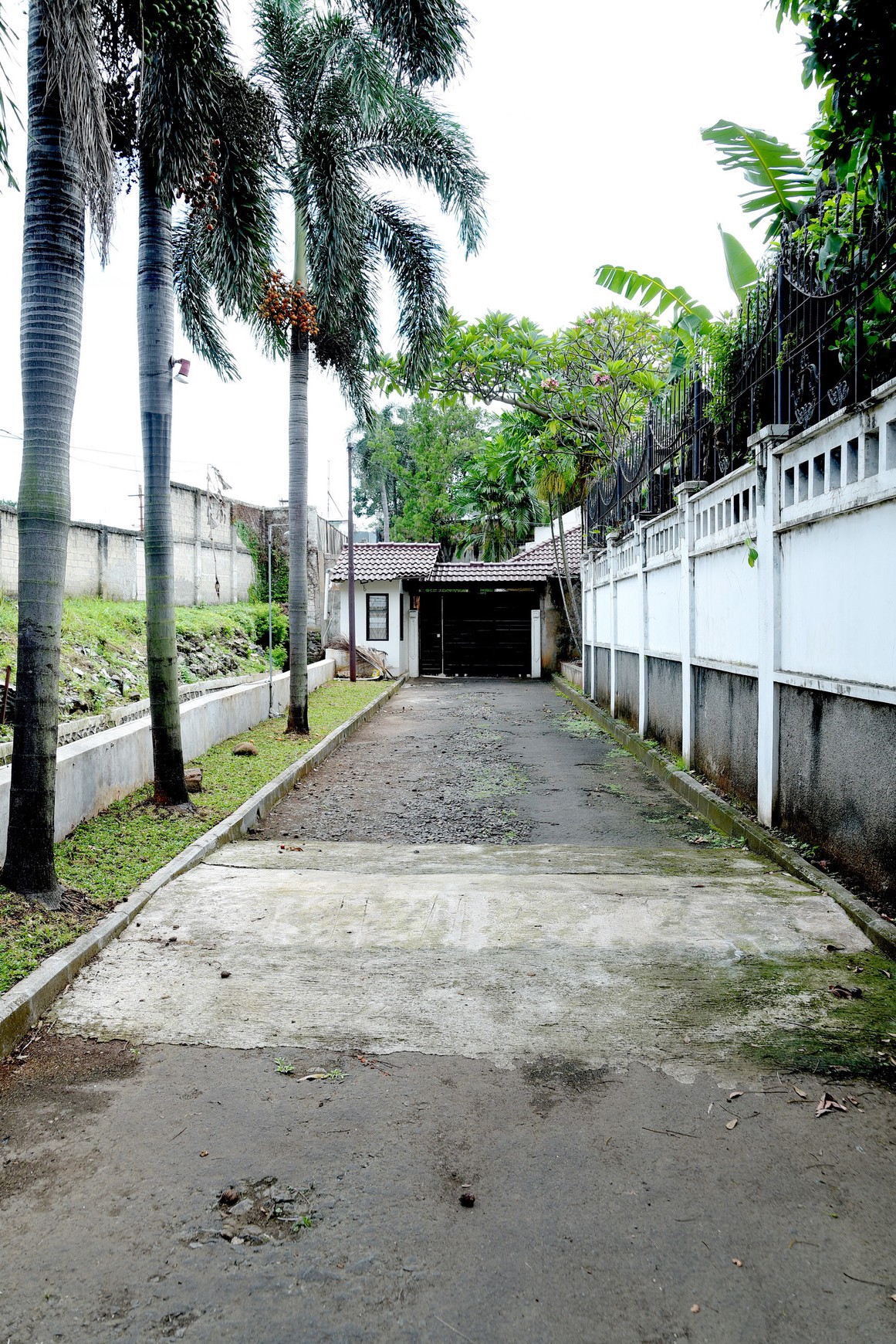 Rumah di JakSel ada 4 Kamar Tidur dan 2+1 Kamar Mandi dengan Luas 1273 m2 dan Bangunan 400 m2 SMH